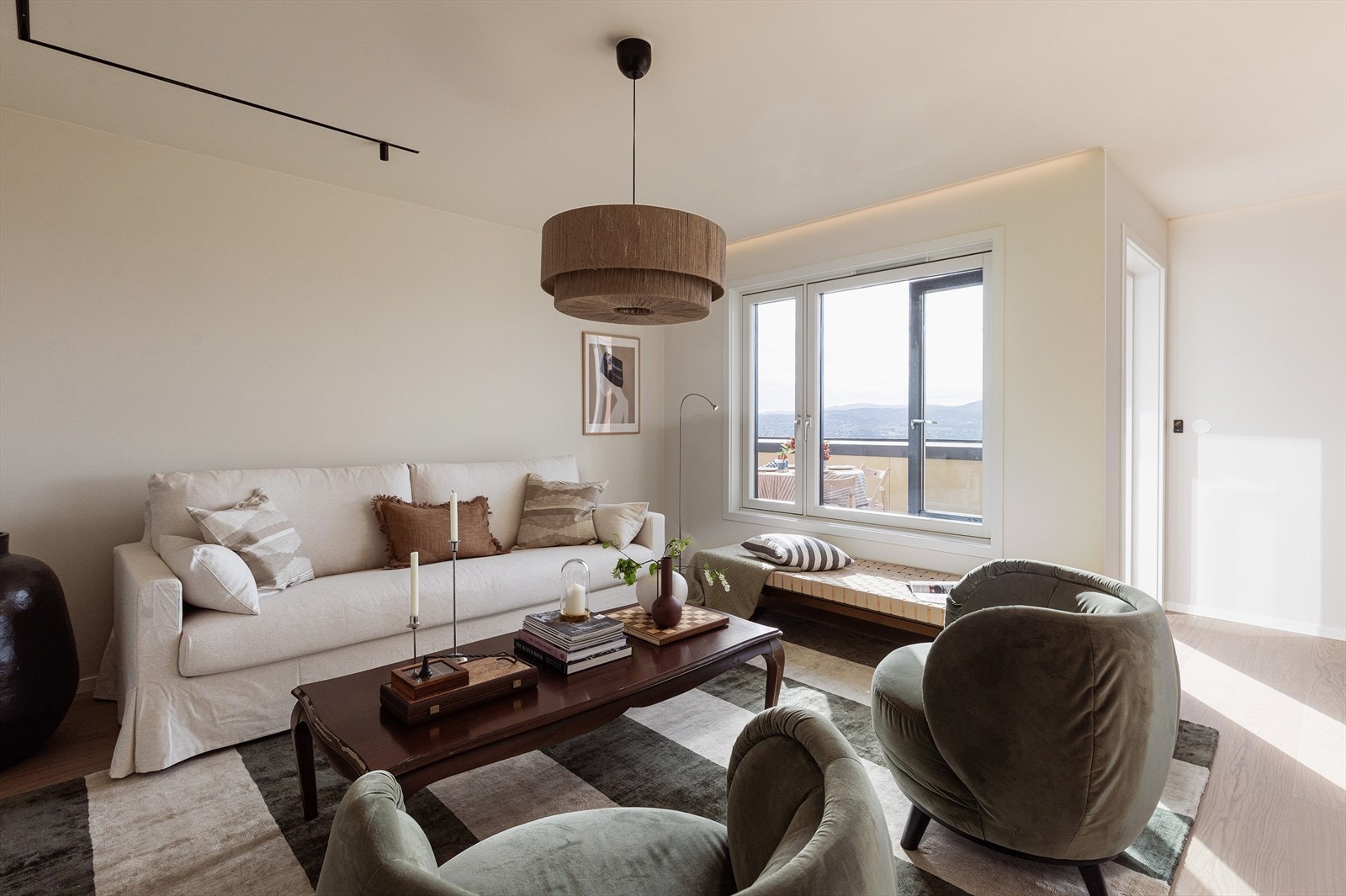 Stue/spisestue/kjøkken del på 60 m² ligger i forlengelsen av entré/hallen. Stuen sto ferdig med nytt gulv, vegger og tak i 2025, som resten av boligen. Galleribilde