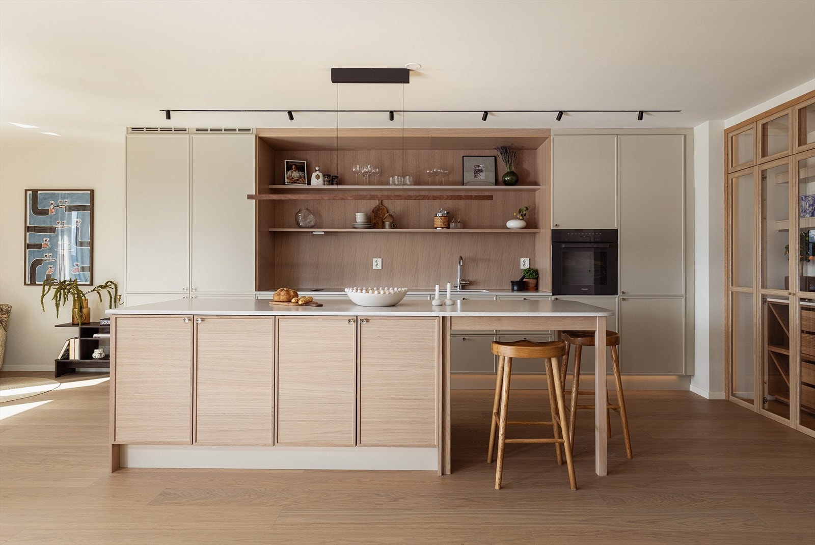 Boligen bærer preg av gjennomtenkte løsninger med høyt fokus på estetikk og detaljer. Det eksklusive inntrykket møter deg ved døra og følger deg uavbrutt gjennom hele boligen. Galleribilde