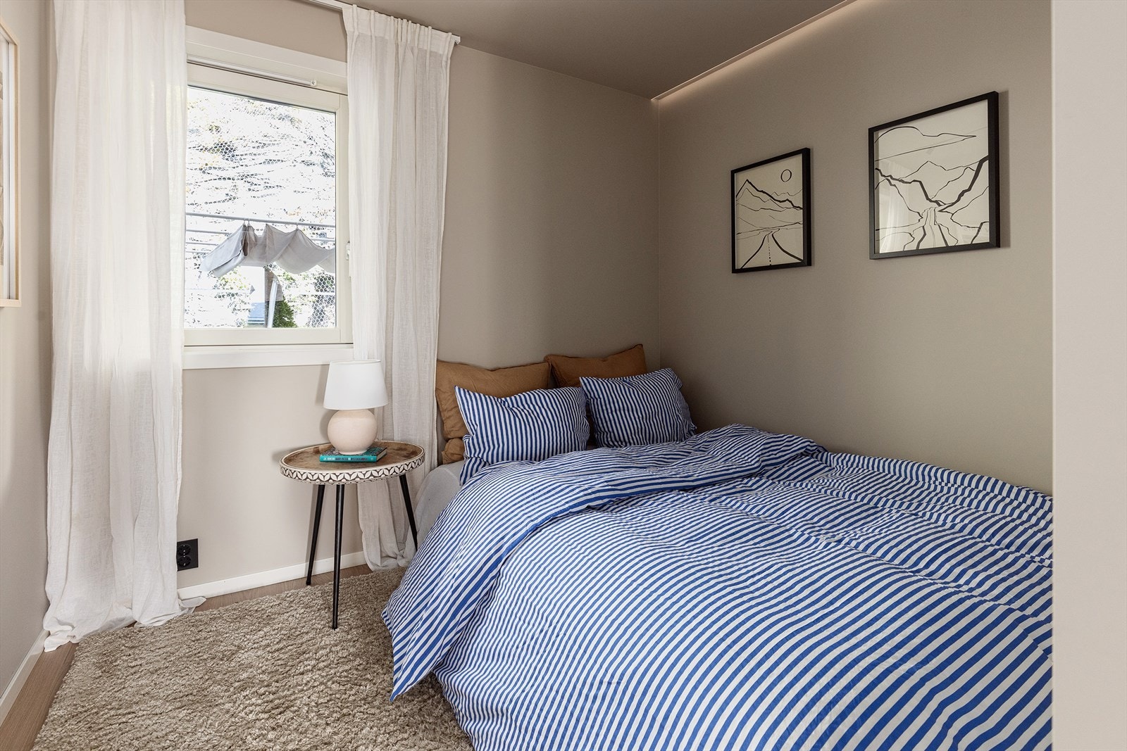 Soverommene har man god plass til dobbeltseng med tilhørende nattbord. Alle soverommene er vendt mot svale omgivelser som gir godt sovemiljø. Galleribilde