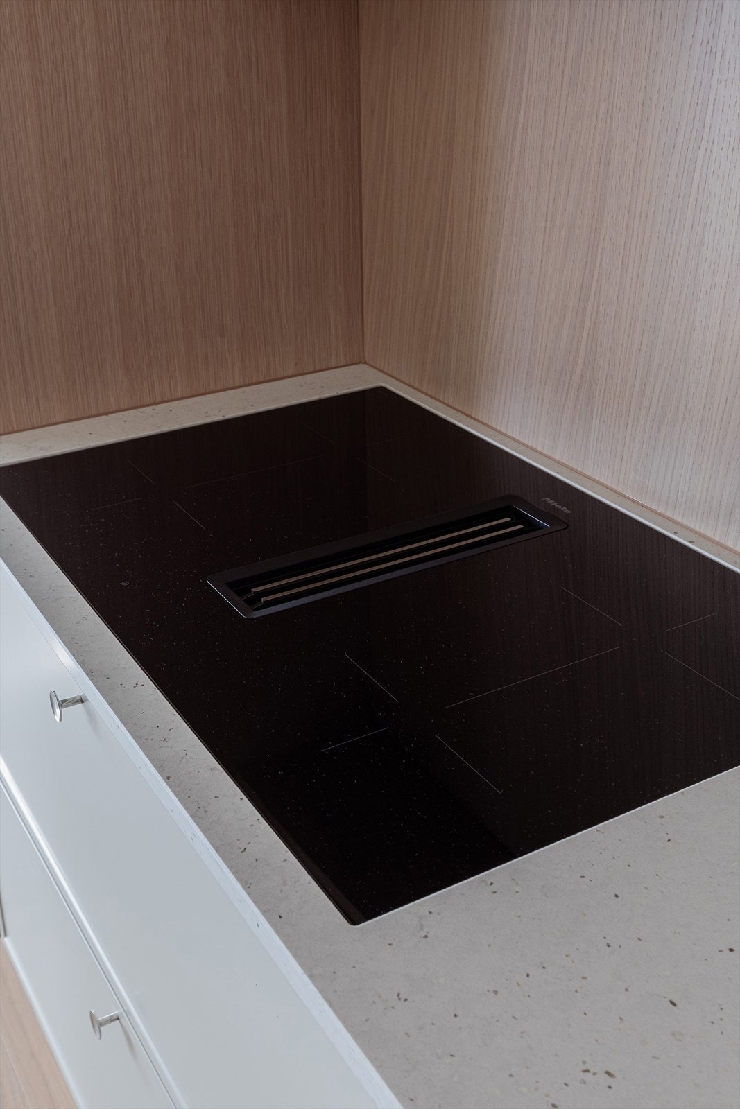 Det har påkostet integrerte hvitevarer fra Miele, som stekeovn, 2x kombiskap, platetopp med integrert vifte og oppvaskmaskin. Det er lagt Silestone Limedelight benkeplate på kjøkken og pantry. Galleribilde