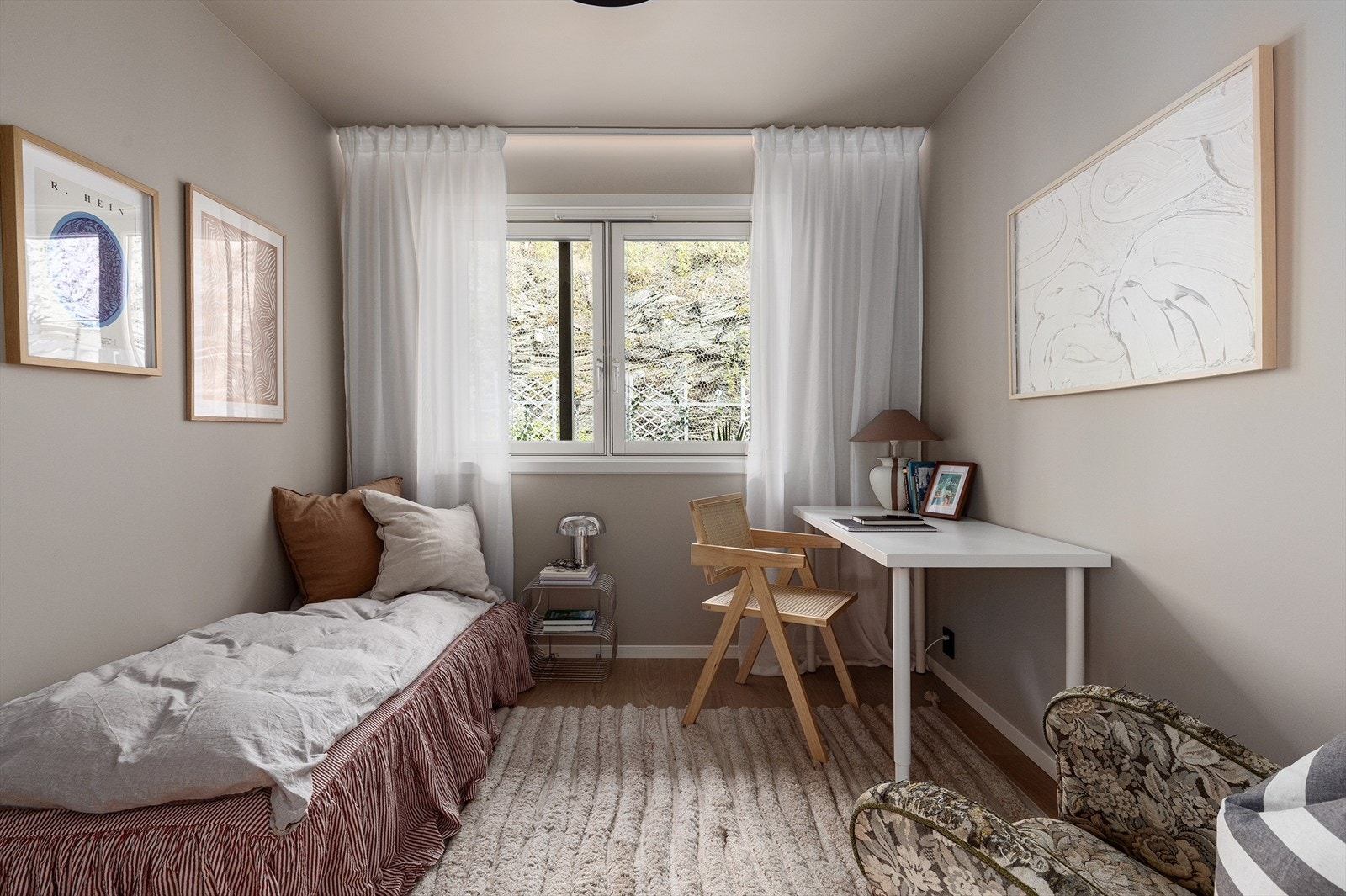 I boligen har man mulighet for 3 forholdsvis romslige soverom på 10m², 7,5m² og 7,1m². Her fra soverommet på 7,5m², som også kan benyttes som TV-stue. Galleribilde