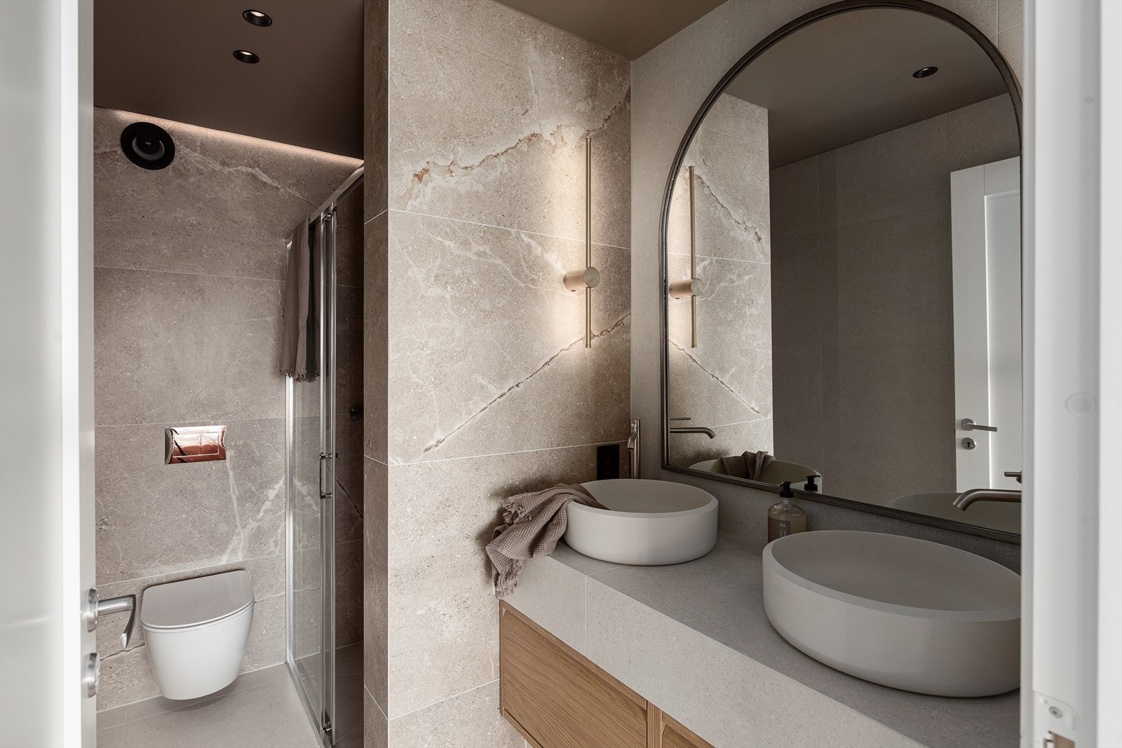 Flotte og eksklusive detaljer på badet med dobbel bollevask i tidsriktig form og farge og speil med flotte lyskilder på hver sin side. Galleribilde