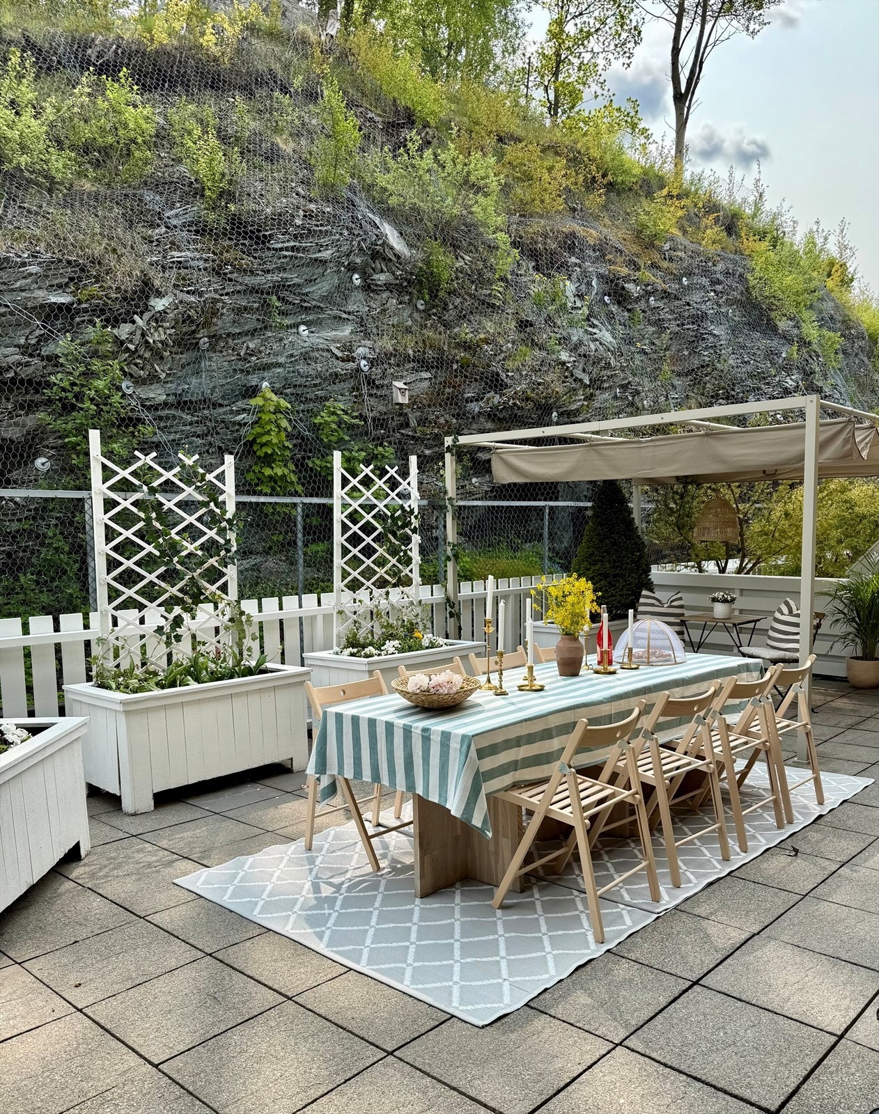 Man tar heisen opp til 11.etasje og blir først møtt av en privat steinlagt terrasse før man tar steget inn i boligen. Galleribilde