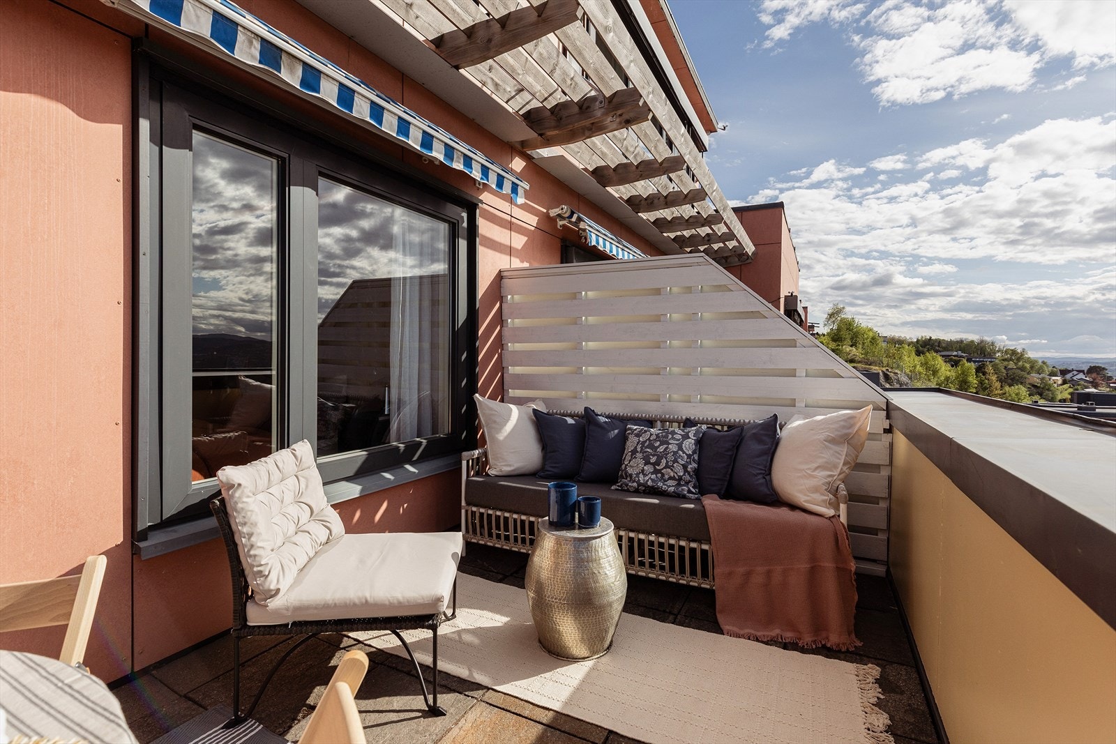 Fra stuen har man direkte utgang til terrasse på 14,5m². Denne nytes best på ettermiddag/kveld med en fantastisk solnedganger. Galleribilde