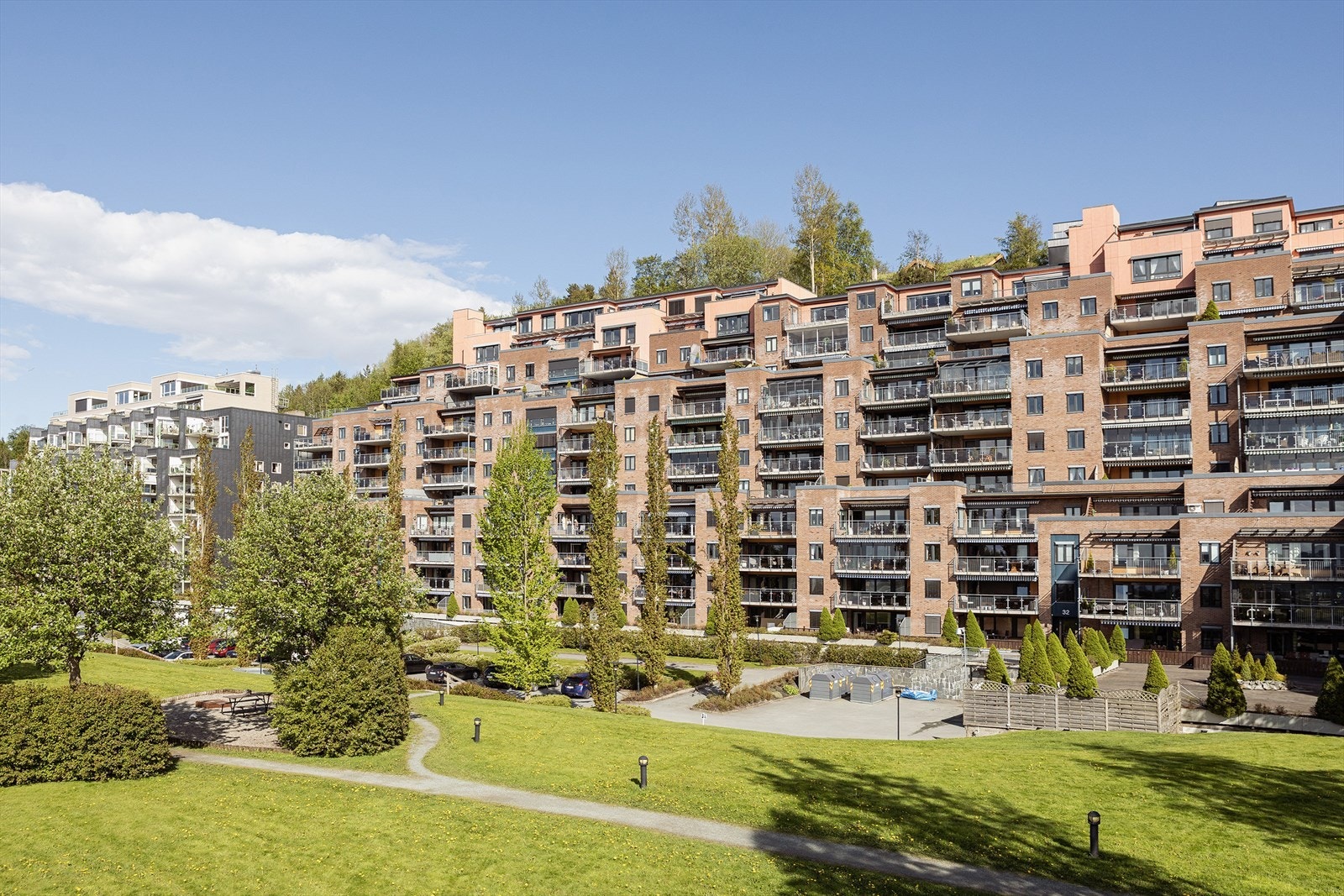 Bergheimsvegen 30 har en attraktiv beliggenhet med gode solforhold på Moholt. God offentlig kommunikasjon med bussholdeplass rett utenfor hovedinngangen. Velkommen til visning! Galleribilde