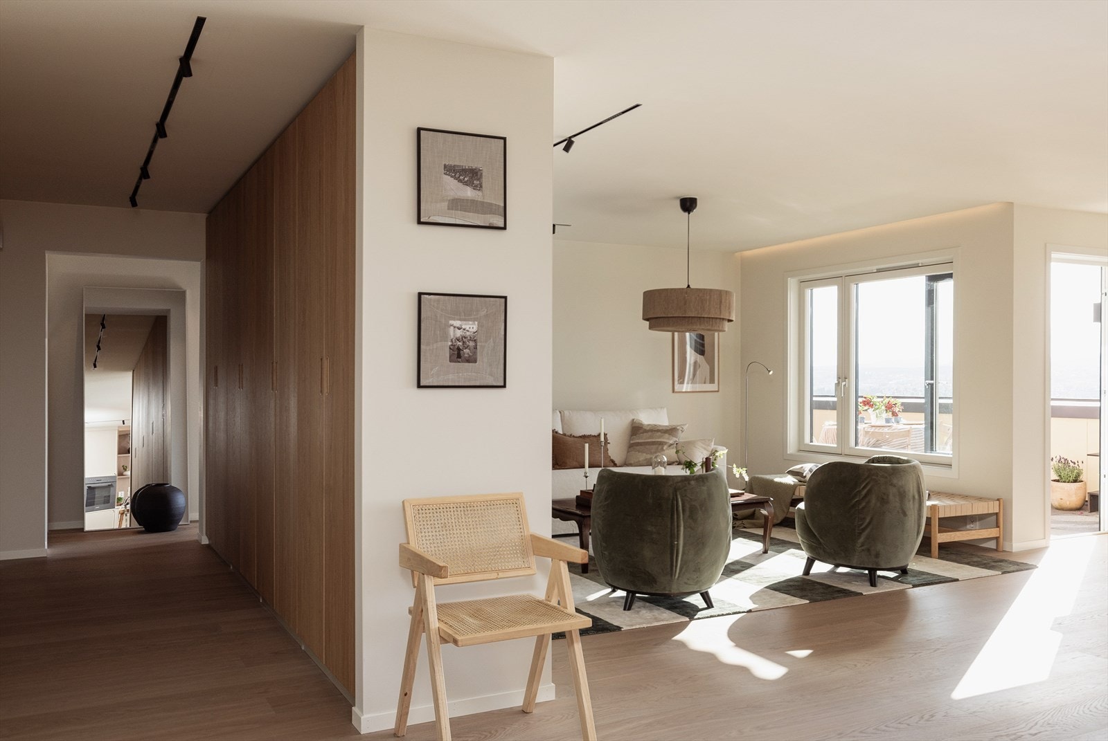 Sofaløsningen finner sin naturlige plass med utgangen til terrassen på fremsiden. Galleribilde