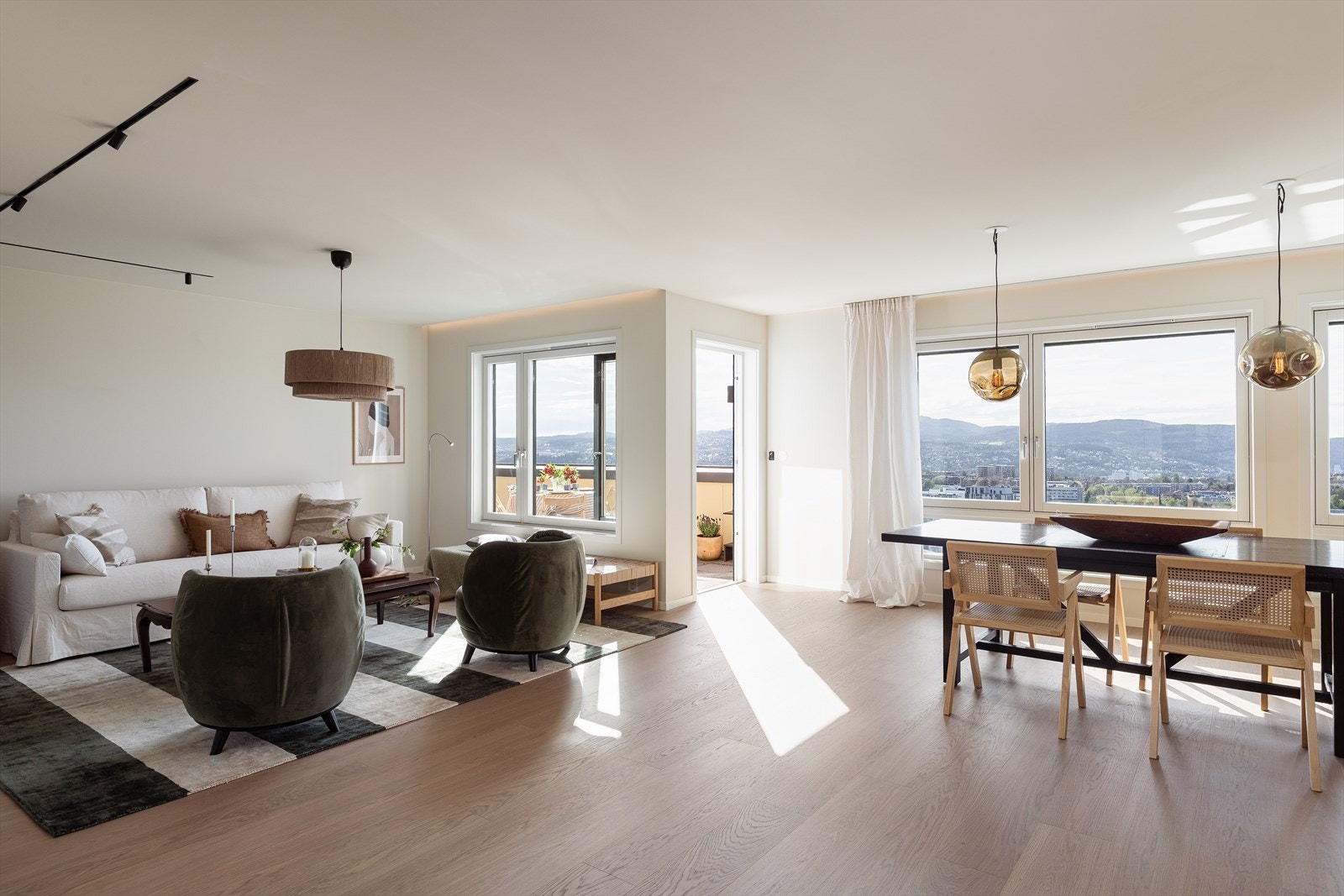 Hele boligen er totaloppusset i 2025 (se liste over oppgraderingene i salgsoppgaven). Galleribilde