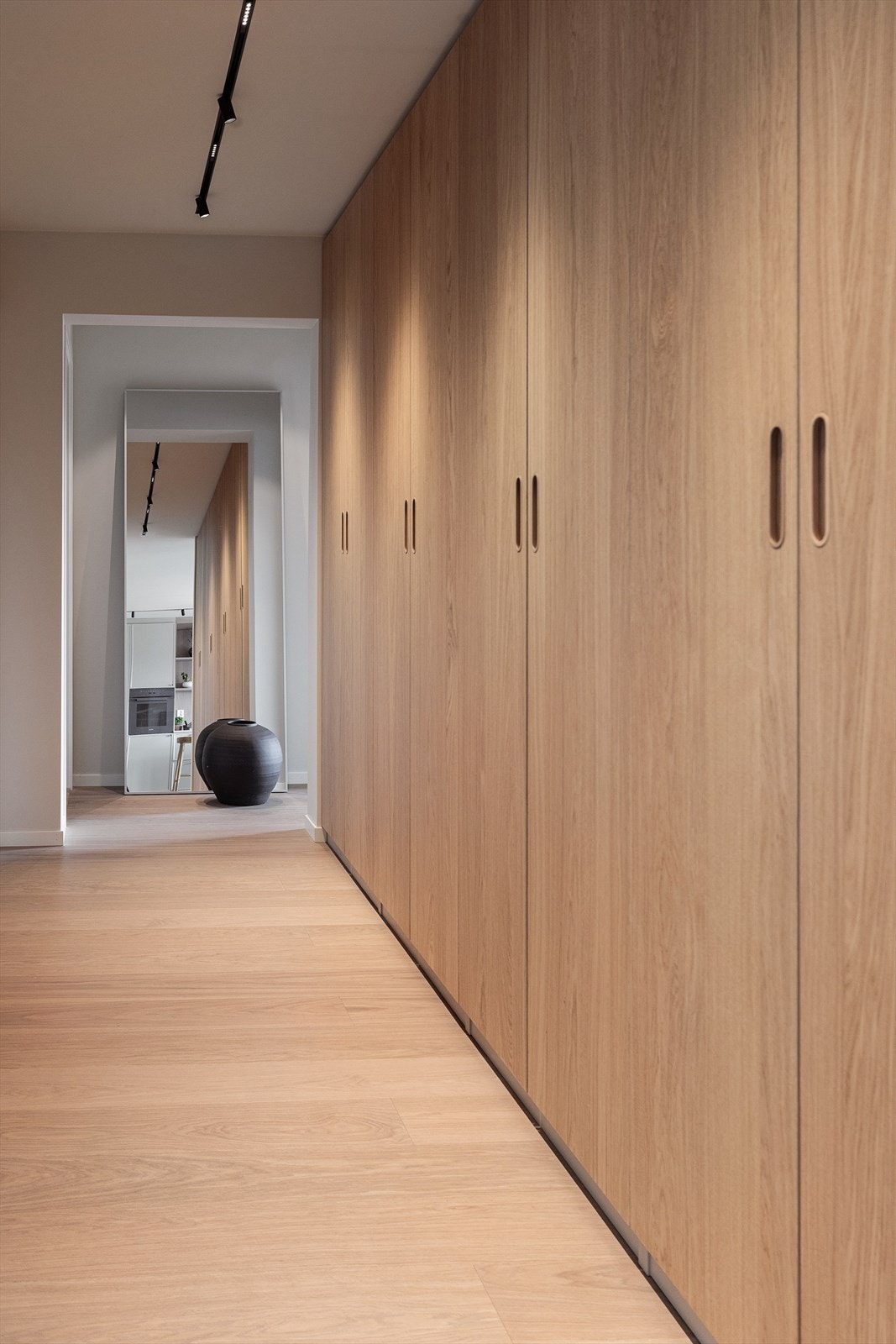 I gangen mellom soverommene og vaskerommet finner man en lang rekke med garderobeskap som strekker seg fra gulv til tak. Galleribilde