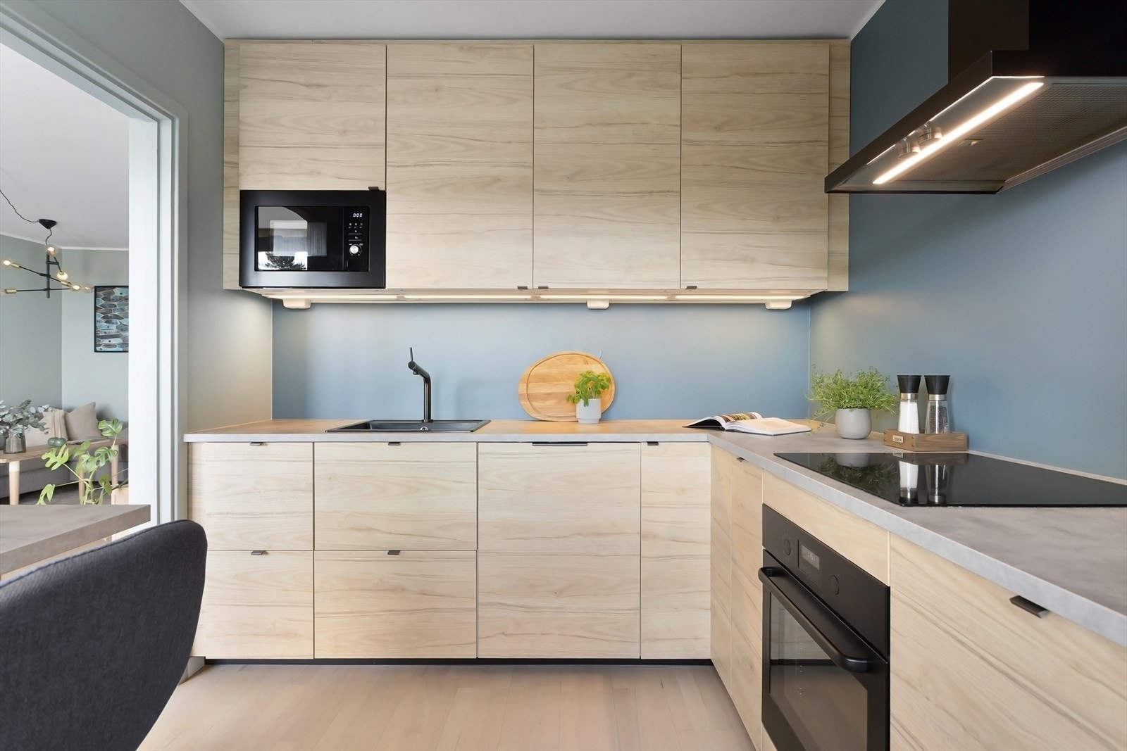 Kjøkkenet har godt med skap- og benkeplass. Galleribilde