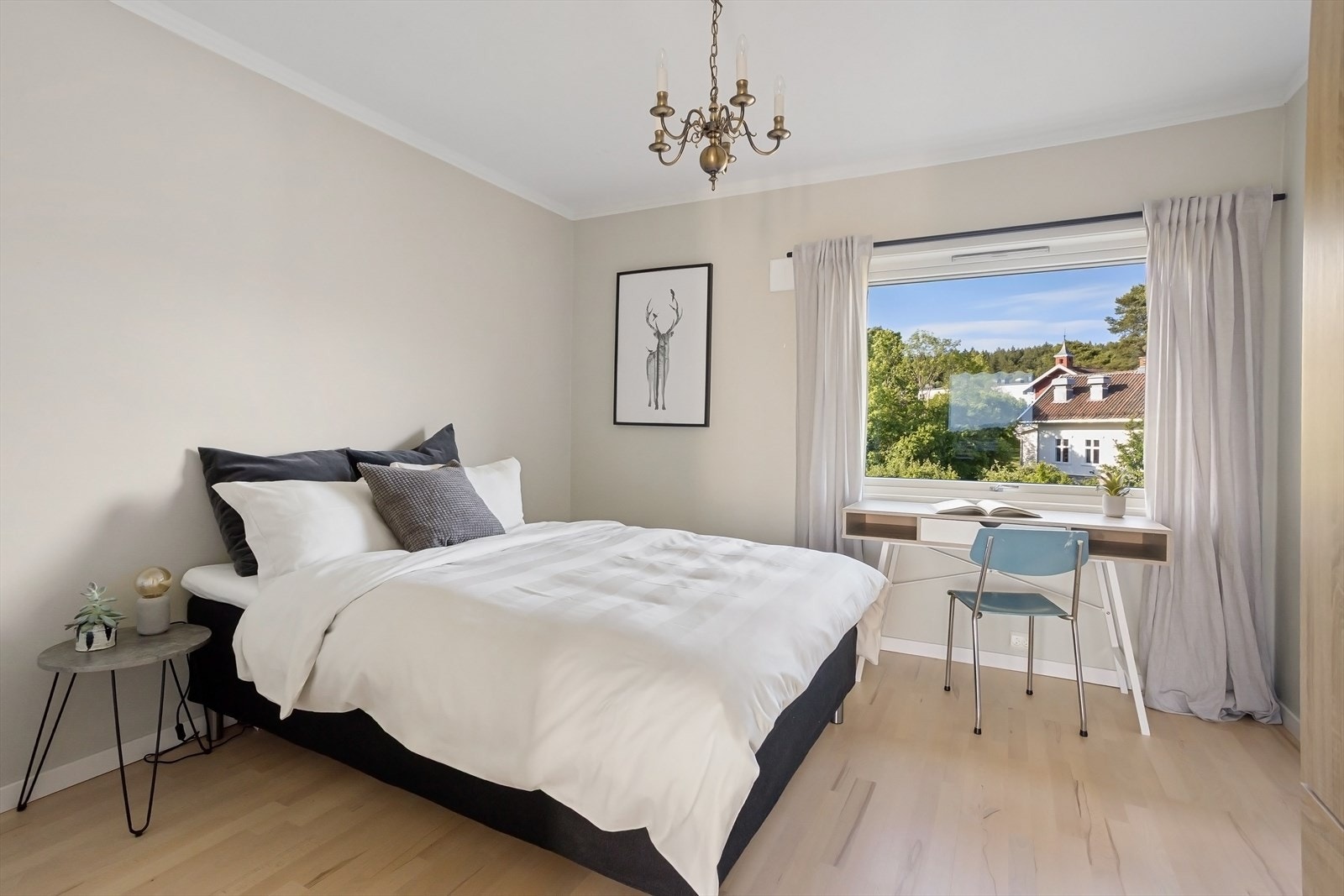 Soverom to av fin størrelse med plass til dobbeltseng, nattbord og garderobeløsning. Galleribilde