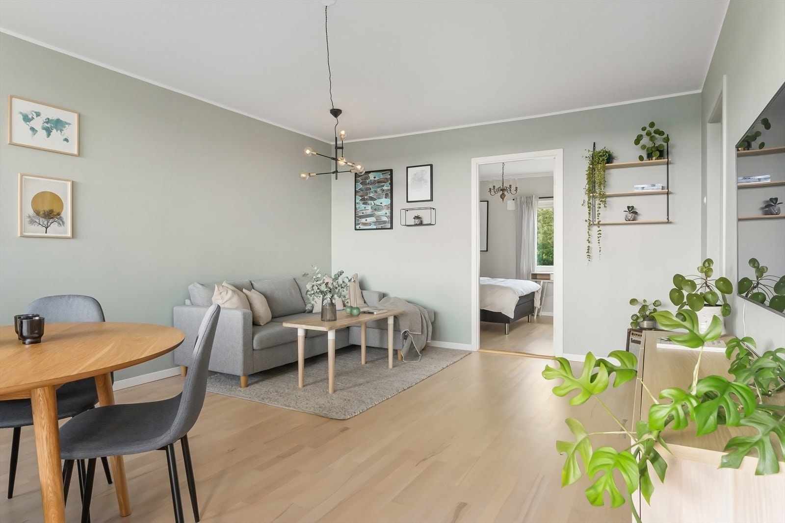 Leiligheten har en gjennomgående planløsning som gir en god og luftig romfølelse. Galleribilde