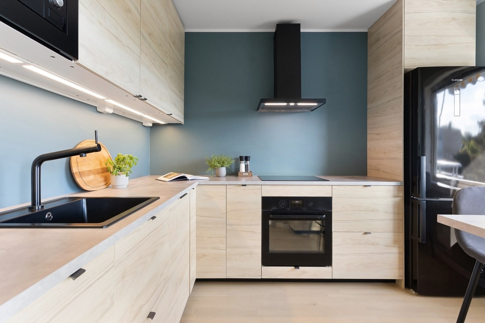 Flott Ikea kjøkken fra 2020 med pene lyse
fronter. Galleribilde