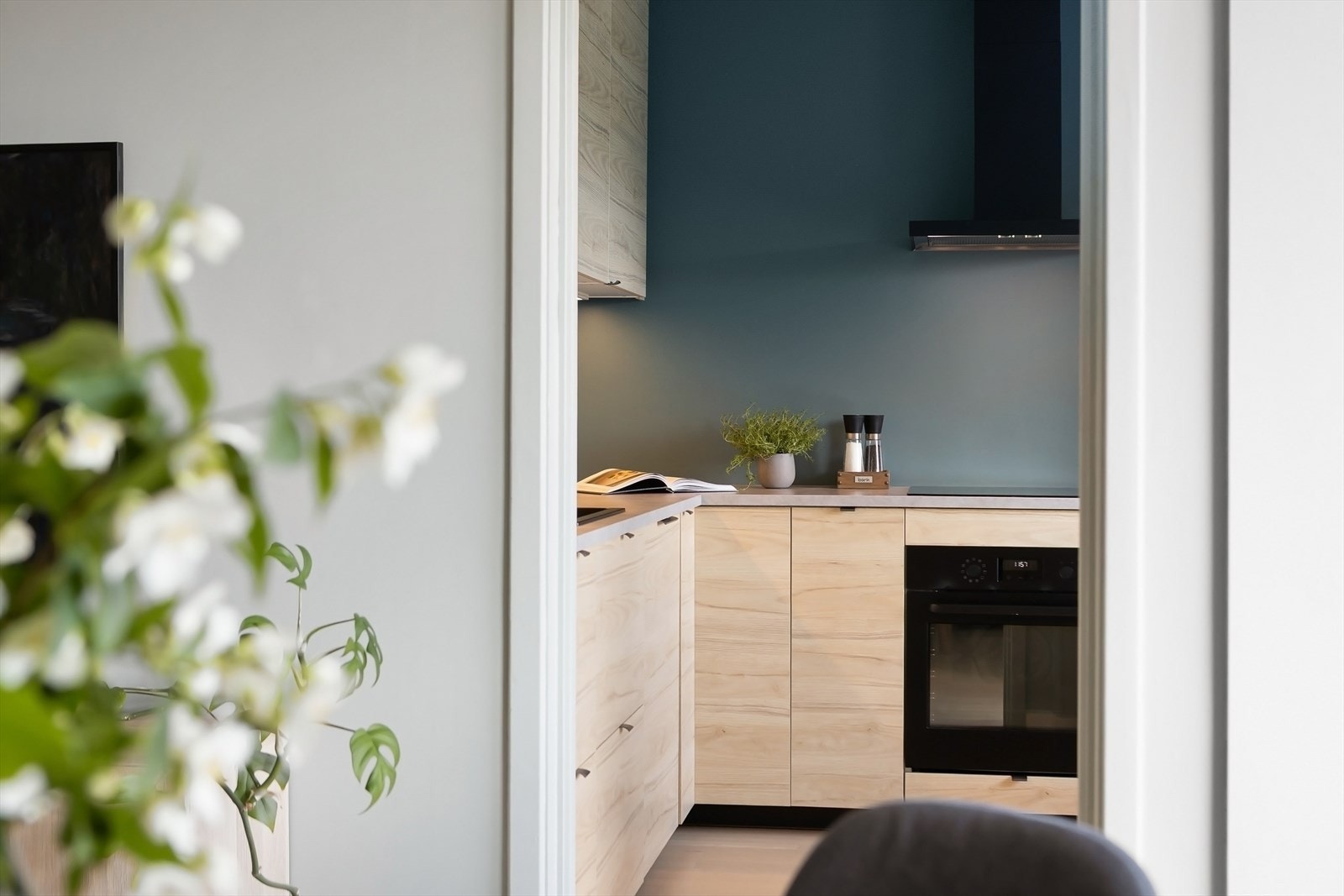 Separat Kjøkken rett ved stuen. Galleribilde