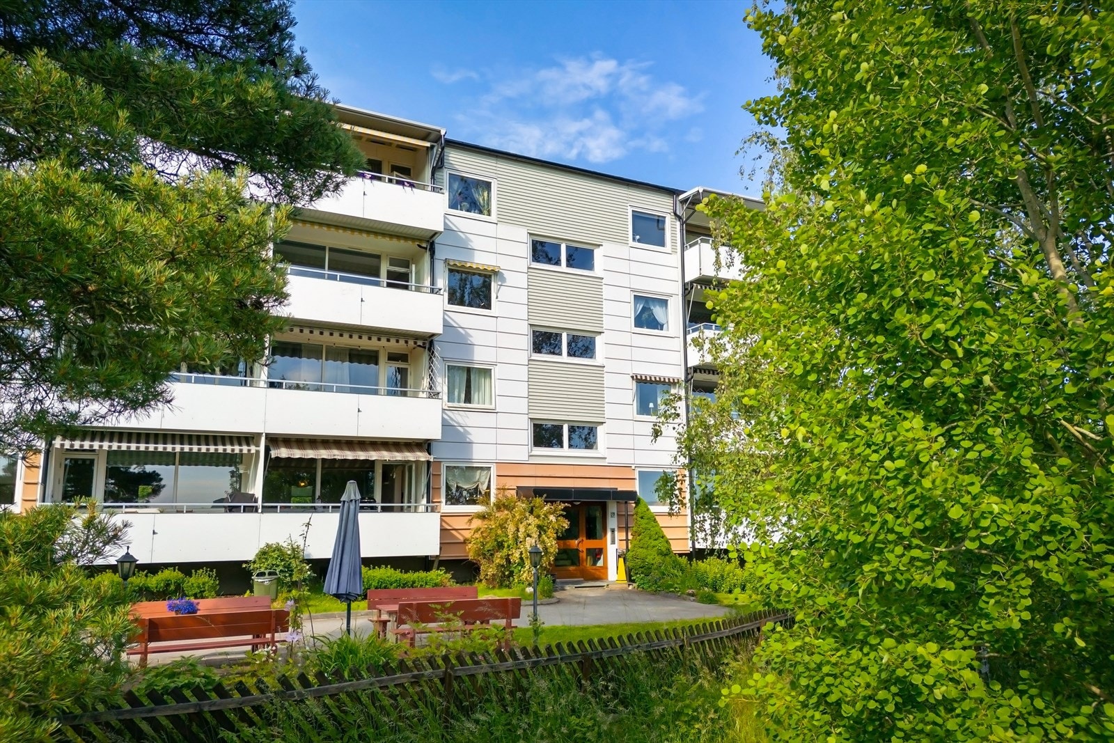 Flott beliggenhet i naturskjønne og rolige omgivelser med kort vei til marka, offentlig transport og dagligvare. Galleribilde