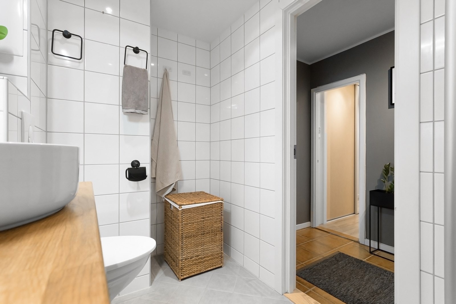 Badet har varme i gulv, opplegg for vaskemaskin, toalett, speilskap, dusjhjørne og servant med innredning. Galleribilde