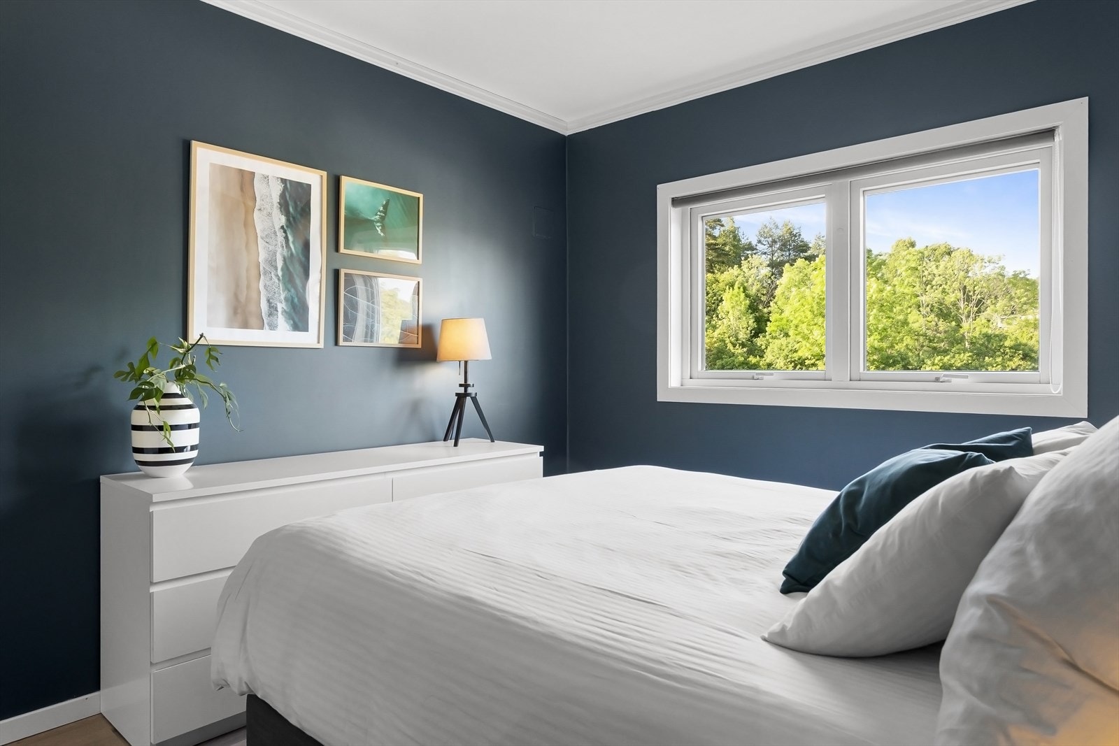 Hovedsoverommet er av god størrelse med plass til stor dobbeltseng, nattbord og ønsket garderobeløsning. Galleribilde