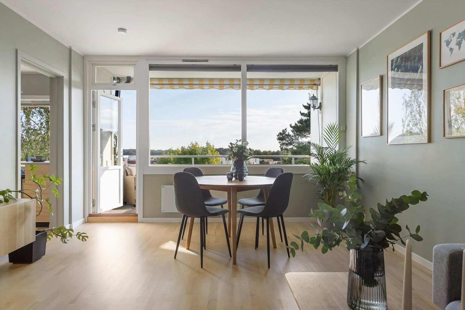 Store vindusflater gir rikelig med naturlig lysinnslipp. Galleribilde