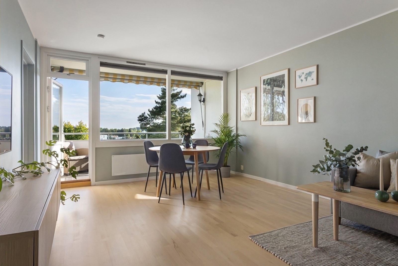 En lys, gjennomgående og romslig 3-roms med tilbaketrukket og skjermet beliggenhet ved markagrensen Galleribilde