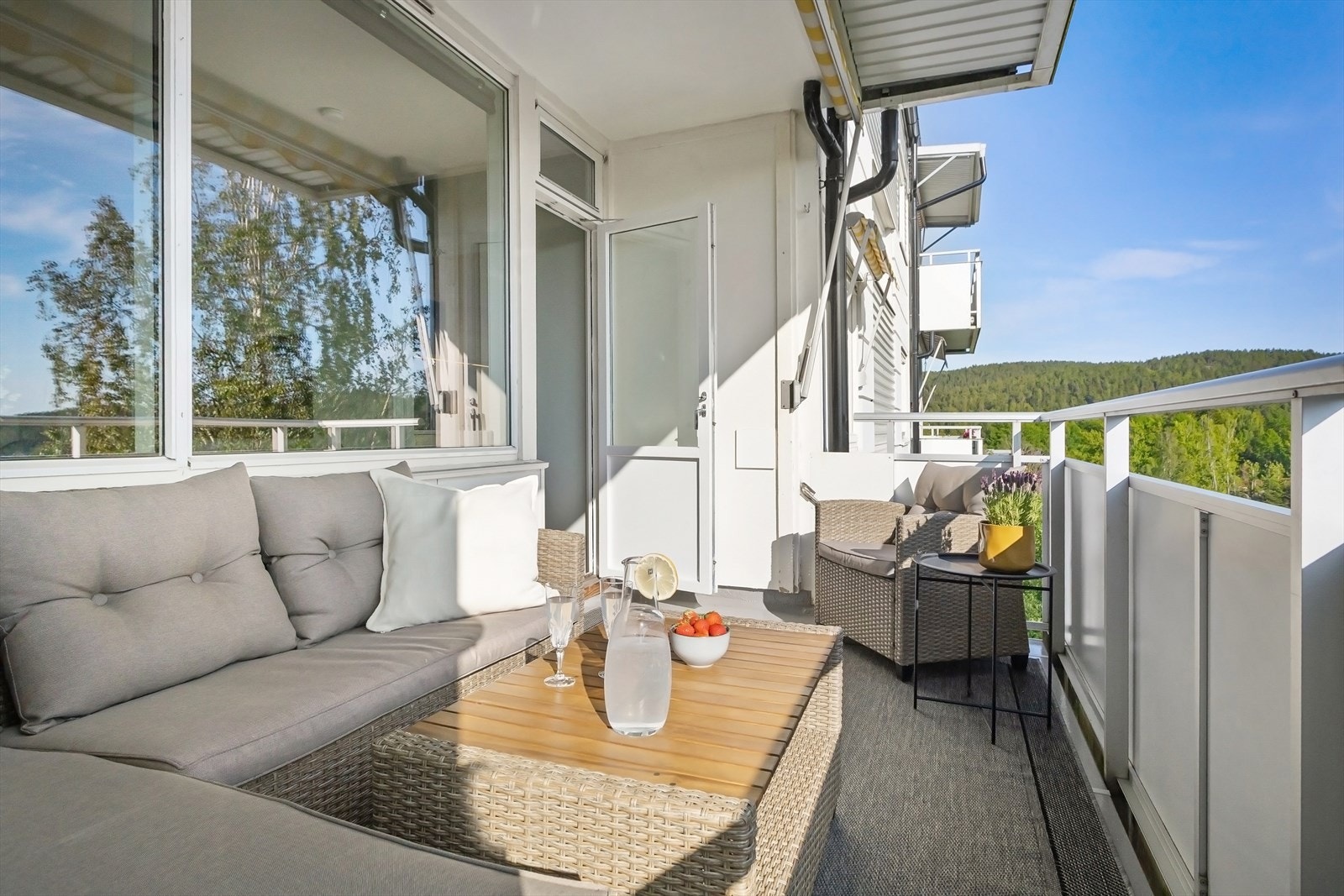 Fra stue er det utgang til syd-vestvendt balkong på 8 m² med særdeles gode solforhold og flott utsikt mot naturskjønne omgivelser. Galleribilde