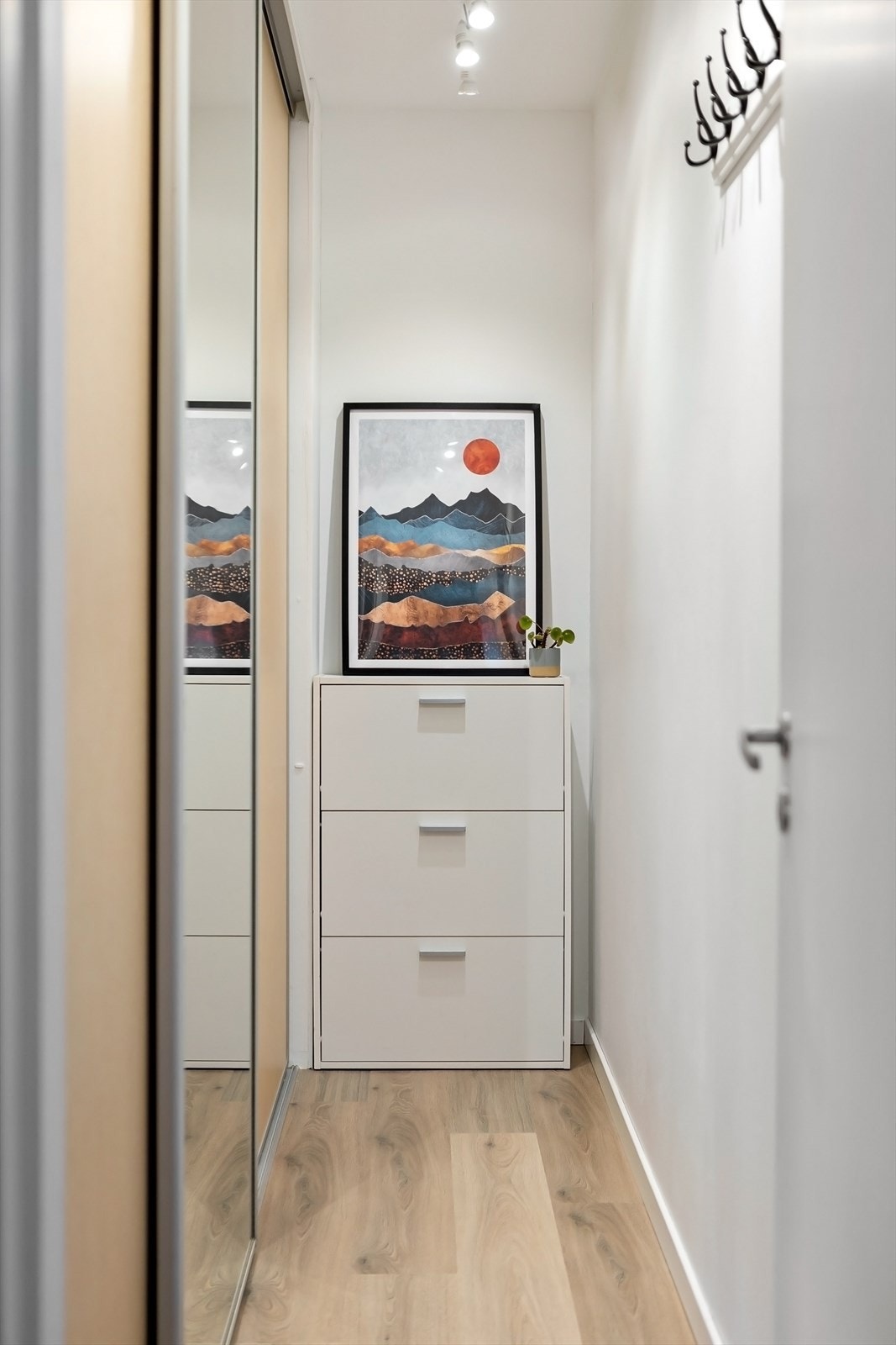 Innvendig bod med god plass til oppbevaring. Galleribilde