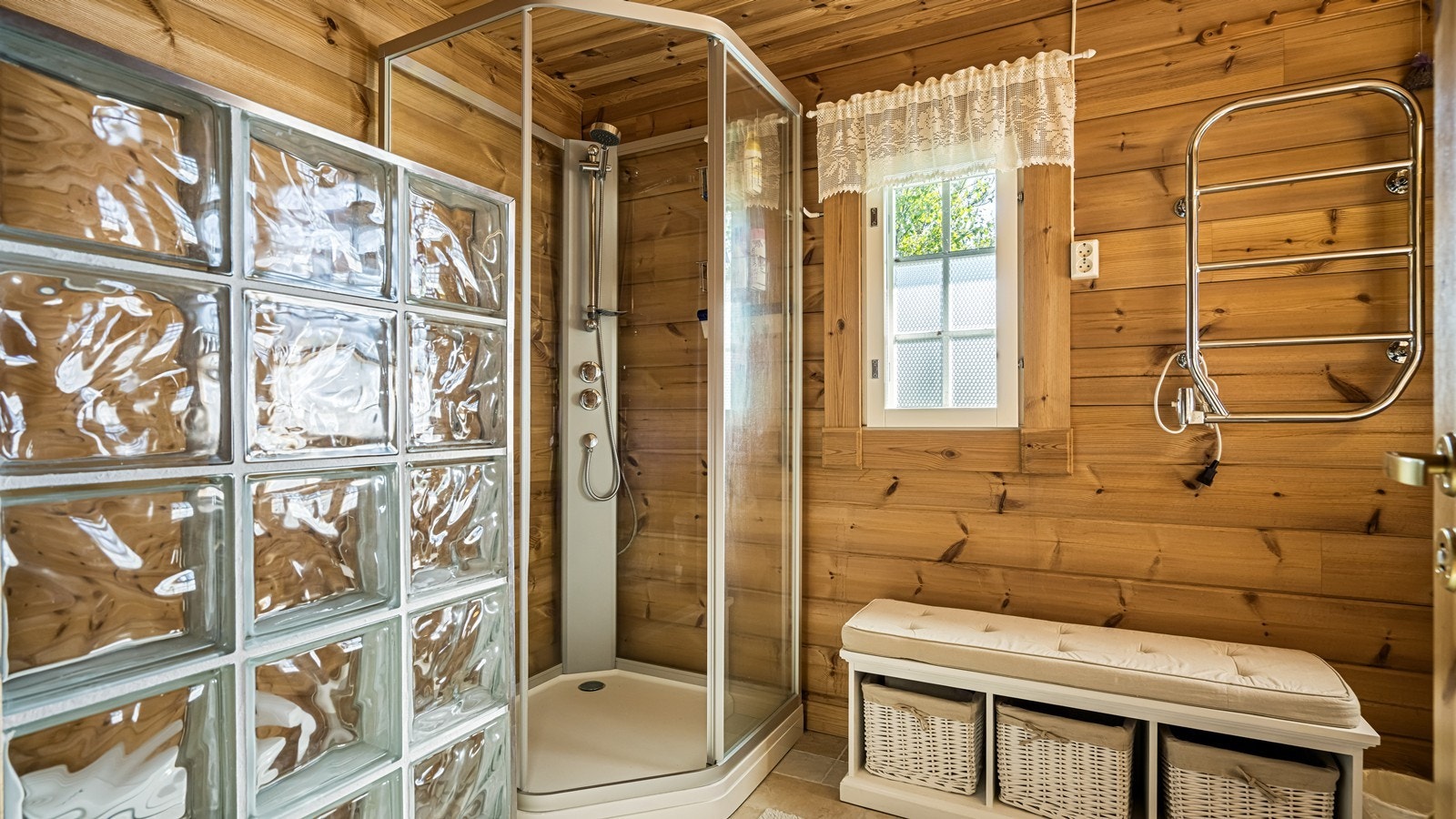 På badet finner du dusjkabinett, servant og toalett. alt du trenger for en komfortabel hverdag. Galleribilde