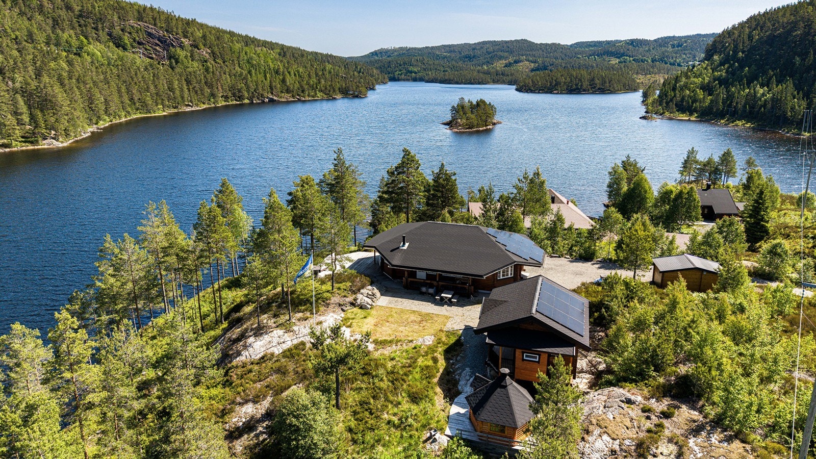 Drømmebeliggenhet med fantastisk utsikt over innsjøen. Velkommen til Skjersæ 46! Galleribilde