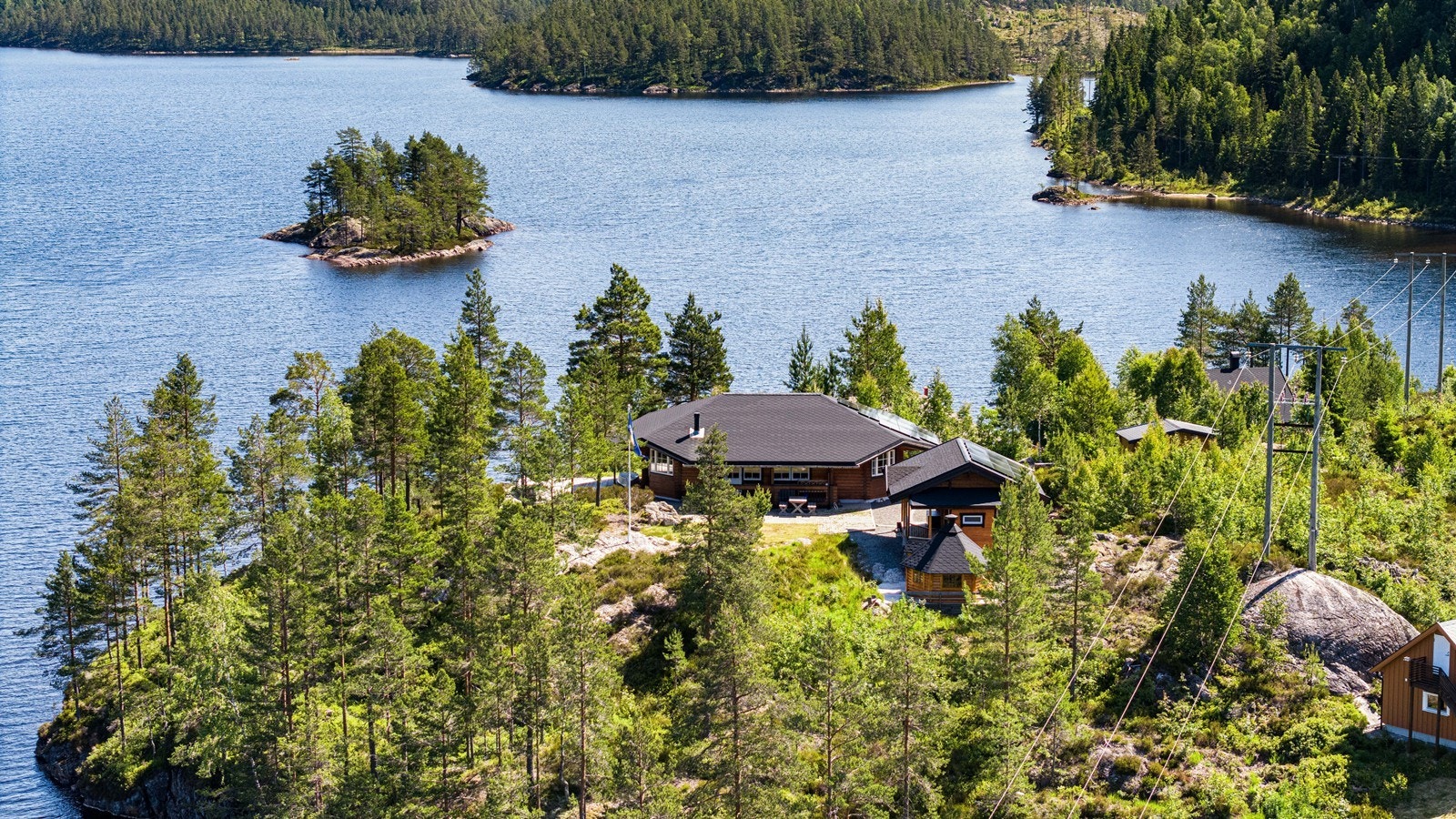 Hytta ligger vakkert til i naturskjønne omgivelser med utsikt mot vann og skog. Galleribilde