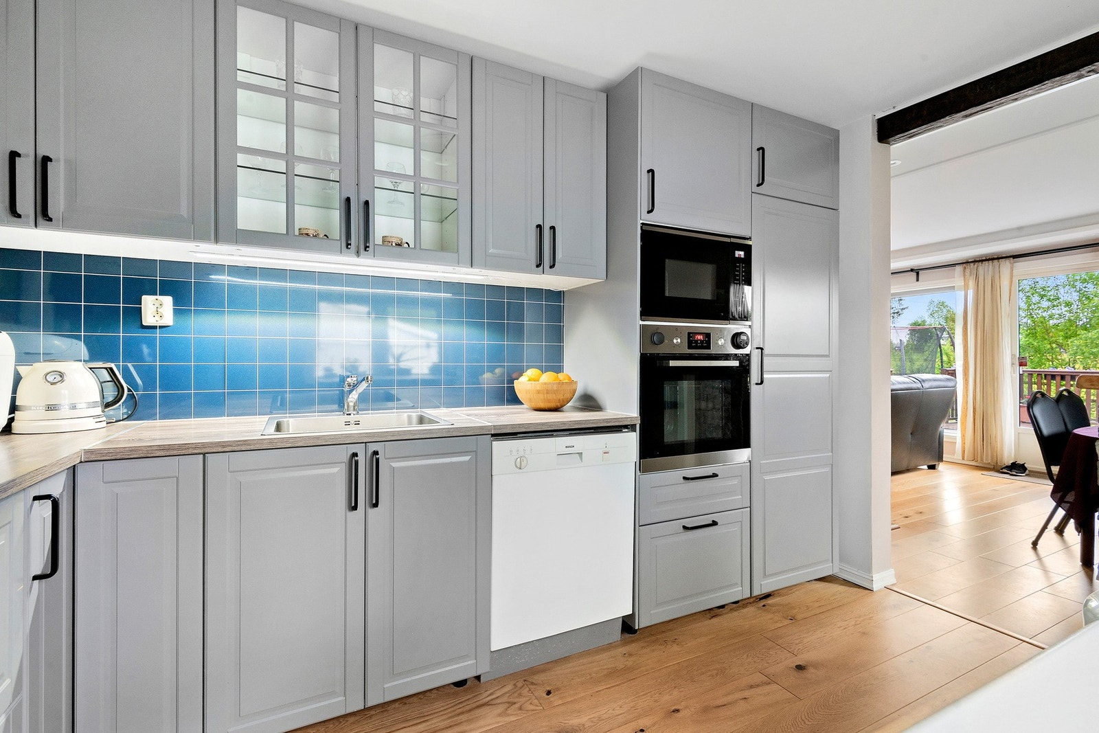 Kjøkkeninnredning fra 2022 med profilerte fronter. Benkeplate av laminat med nedfelt oppvaskkum med ett-greps kran. Kjøkkenplater mellom
kjøkkenbenk og overskap. Benkeskapsbelysning under overskap og stikkontakter på vegg. Galleribilde