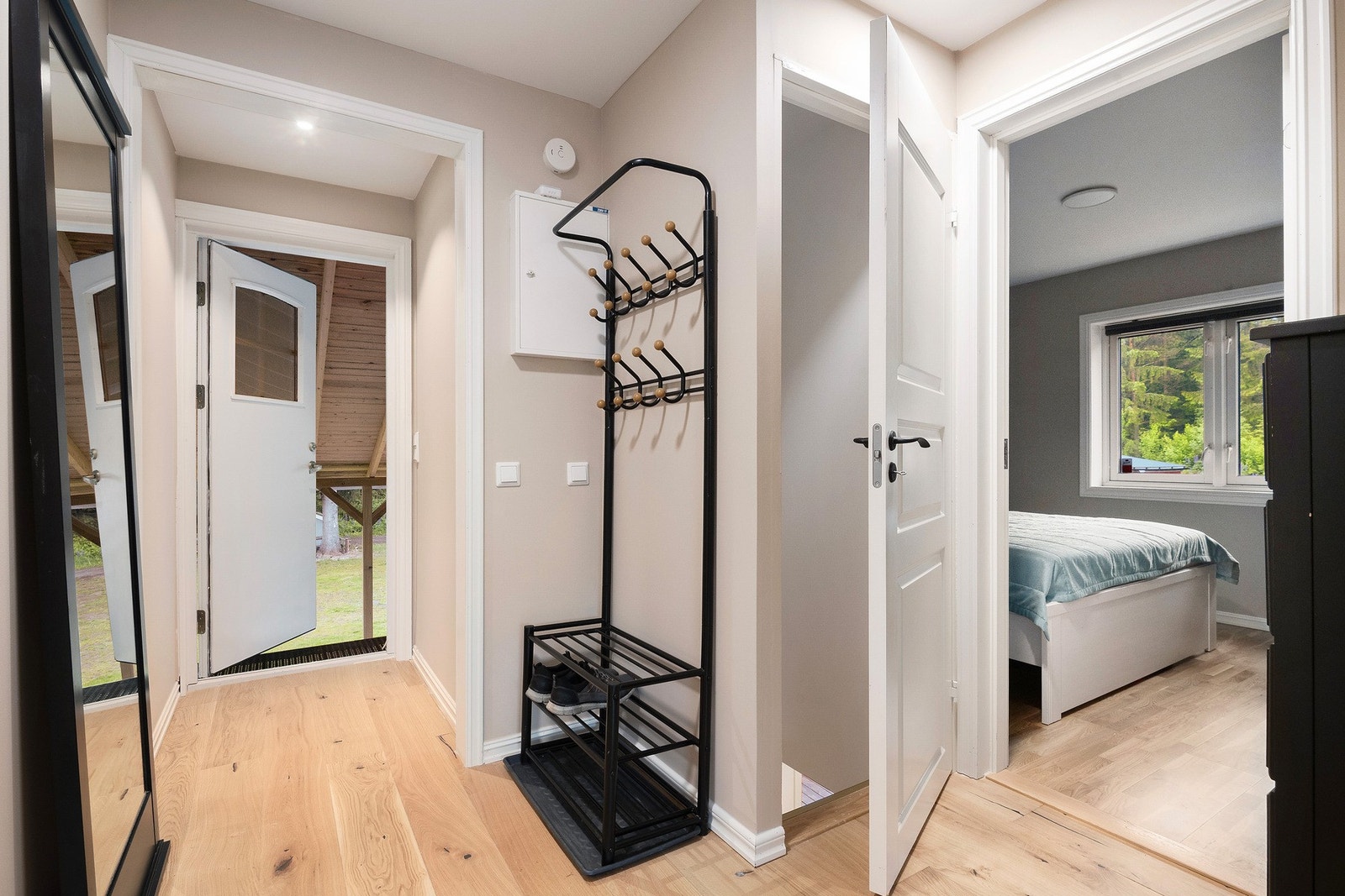 Entré med plass til klær og sko. Galleribilde