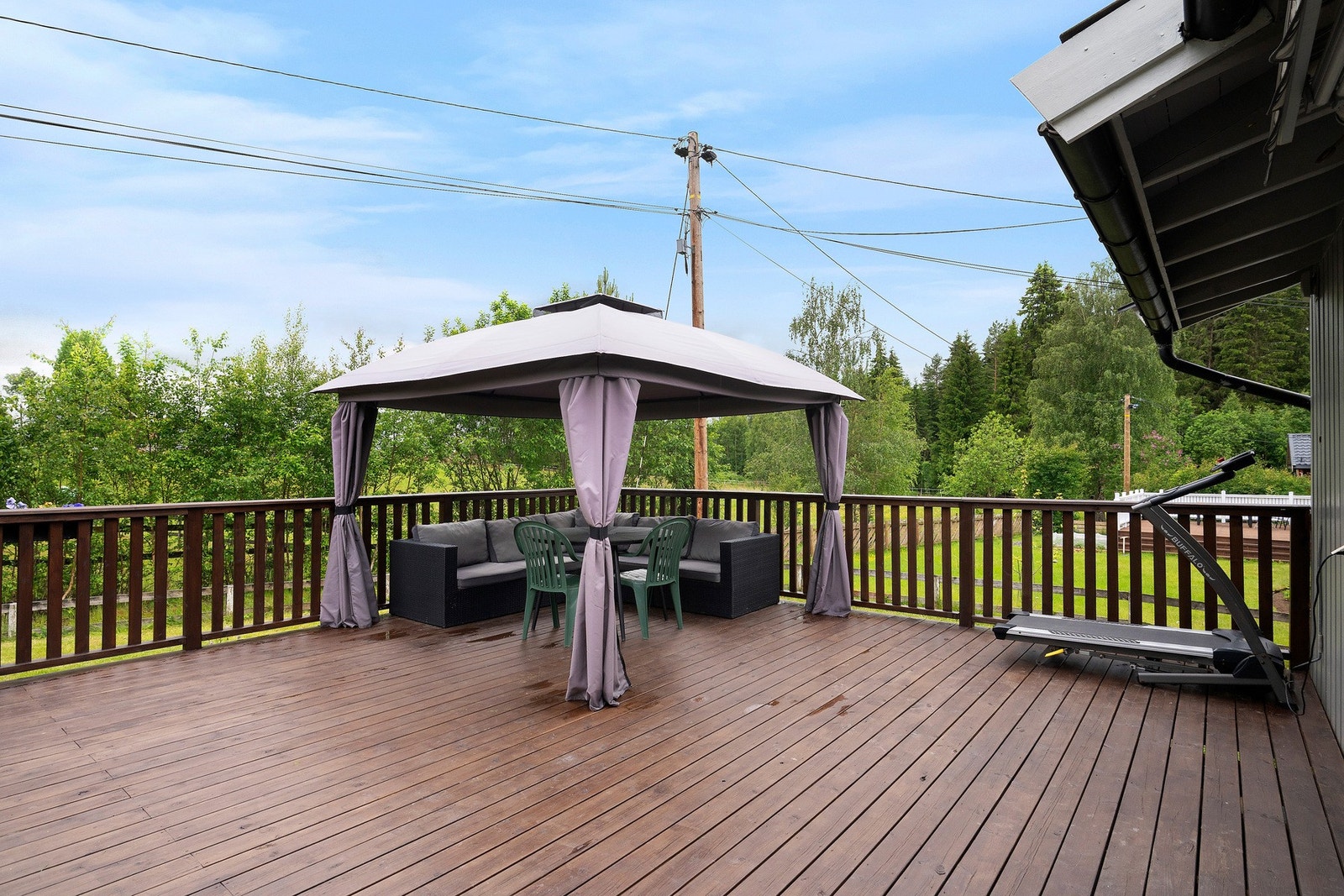 Terrassen har pergola, utvendig stikkontakt og markise. Galleribilde