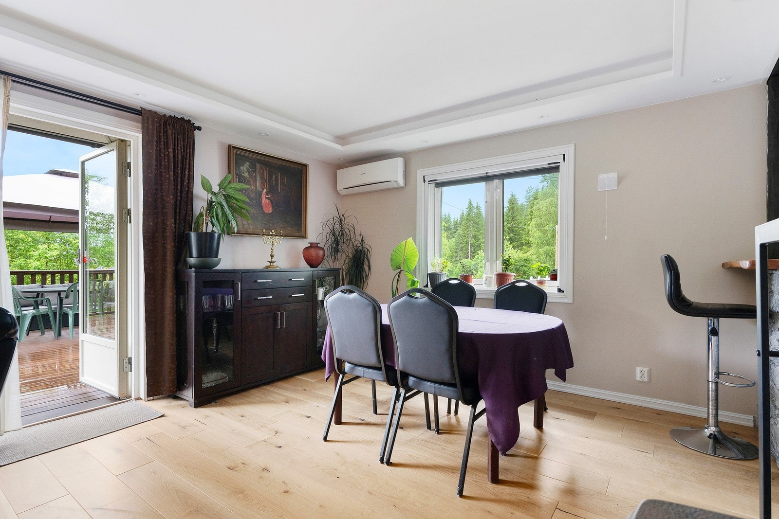 Stue med utgang til en flott terrasse med gode solforhold. Galleribilde