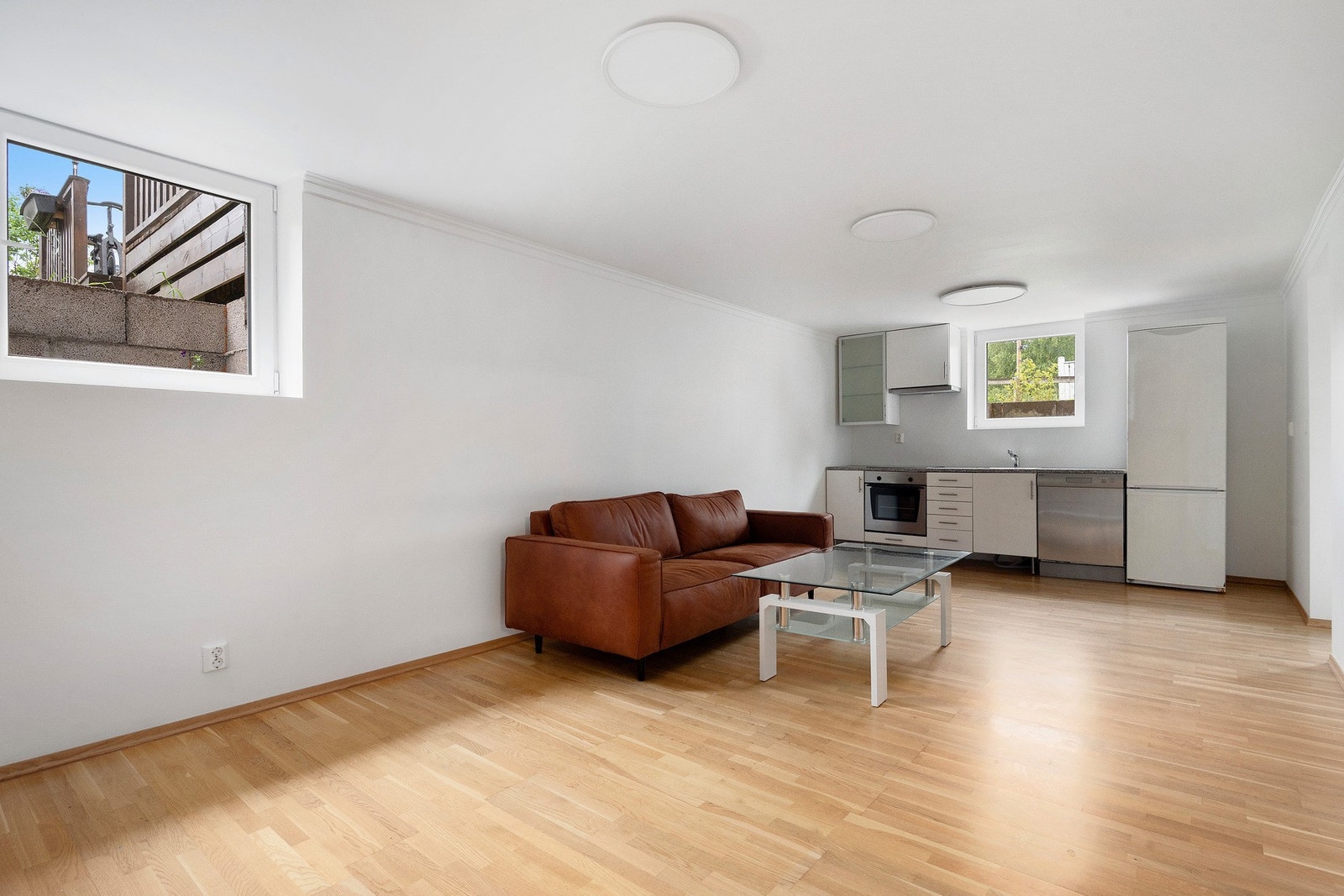 Stuen og kjøkkenet er lyst og luftig. Galleribilde