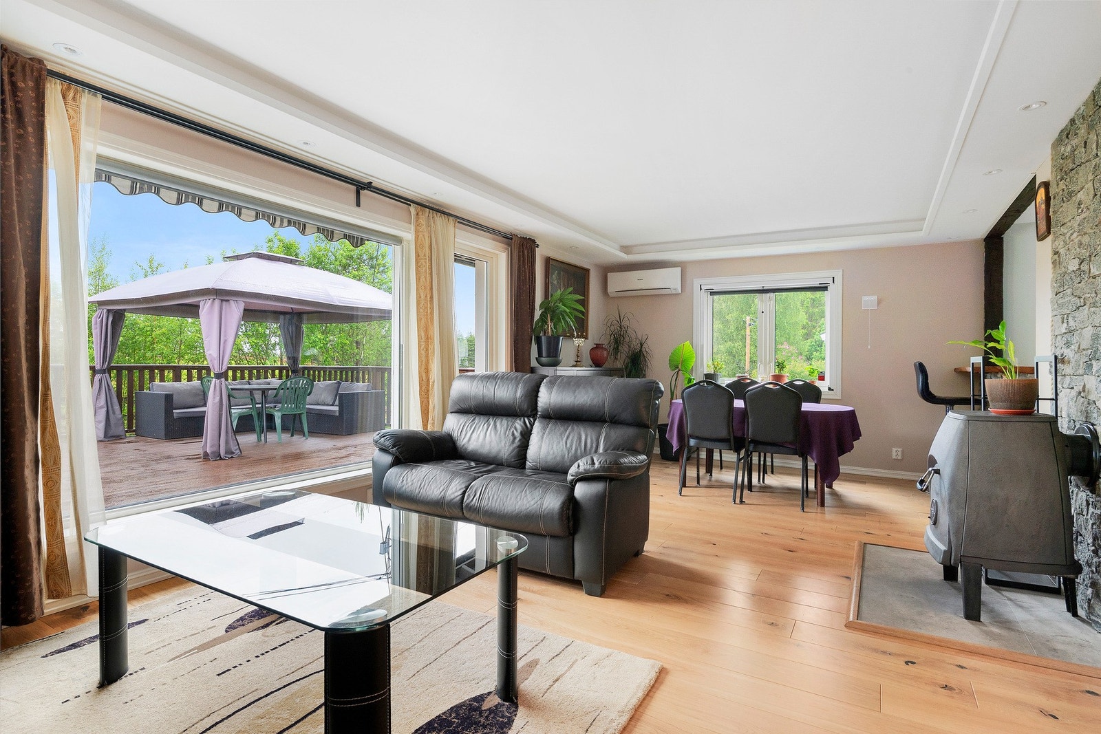 Lys og romslig stue med store vindusflater som slipper inn rikelig med naturlig lys. Galleribilde