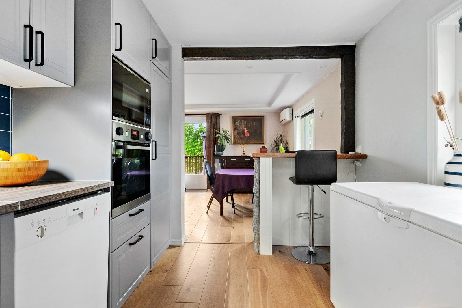 Fra stuen er det inngang til et flott kjøkken oppdradert i 2022. Galleribilde