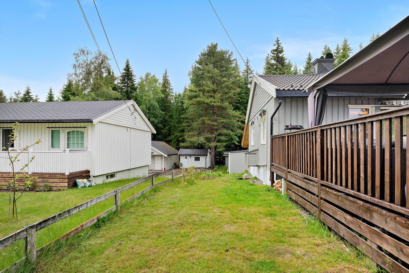 Deler av eiendommen er inngjerdet og det finnes et lekehus, grillplass, redskapsbod og dobbelgarasje. Galleribilde