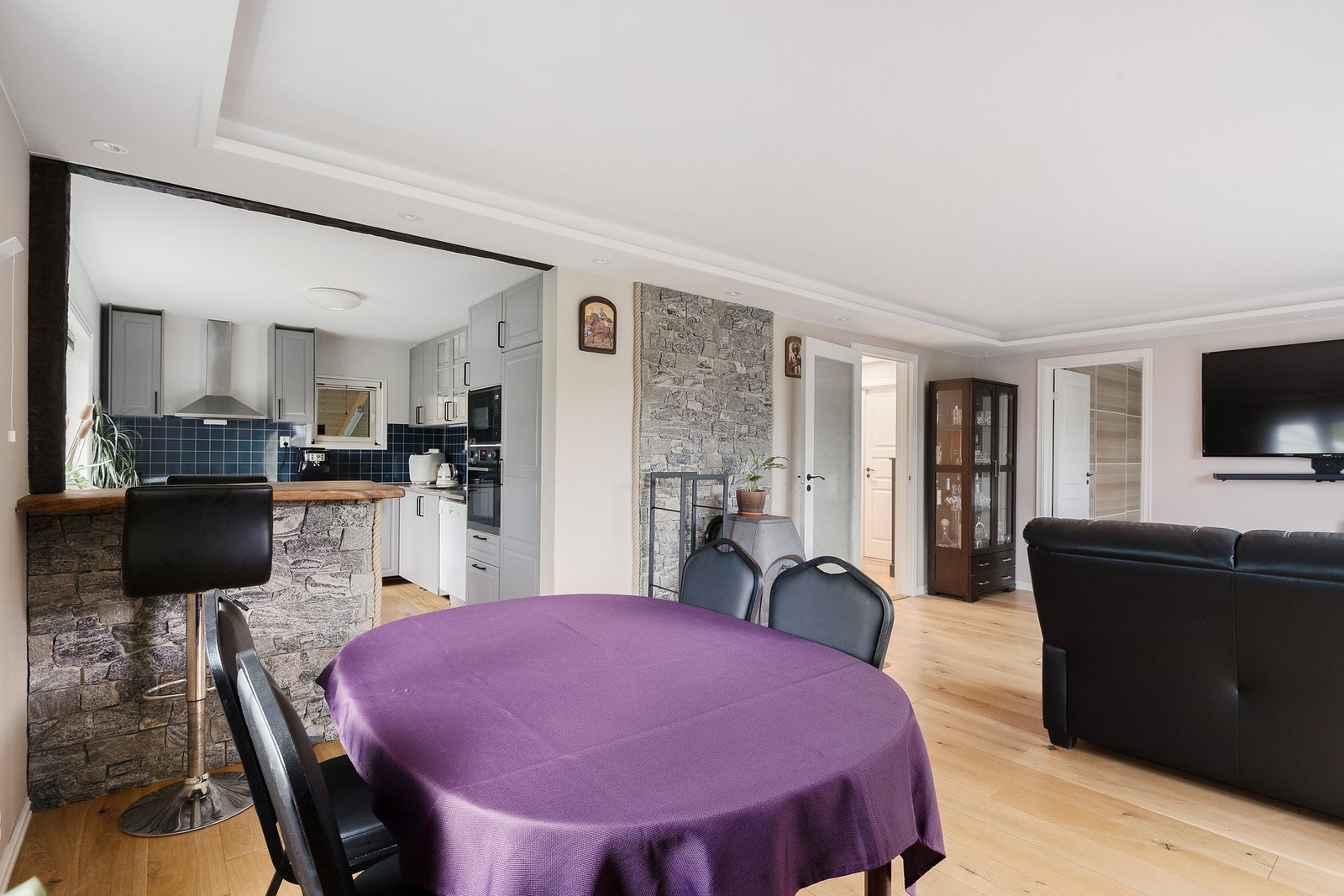 Plass til stort spisebord. Stuen er utstyrt med peis og varmepumpe. Galleribilde