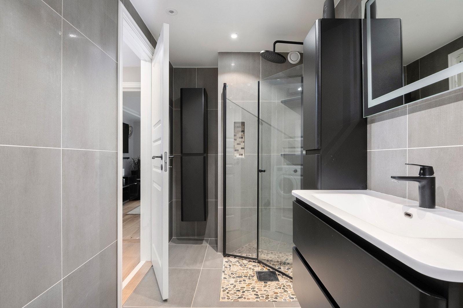 Bad fra 2022. Flislagt gulv med gulvvarme og flislagte vegger. Galleribilde