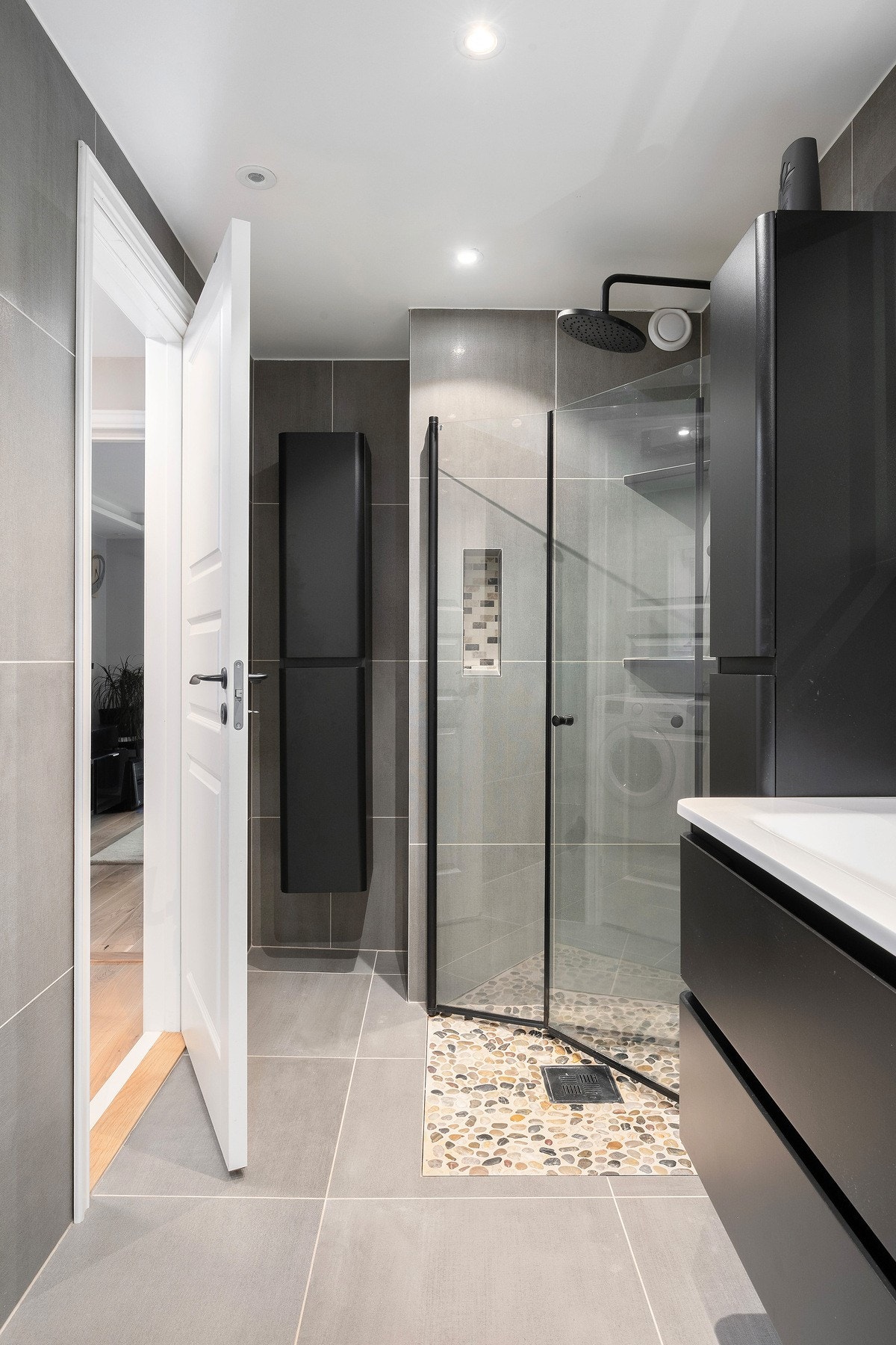 Nedsenket himling med downlights og malt flate. Galleribilde