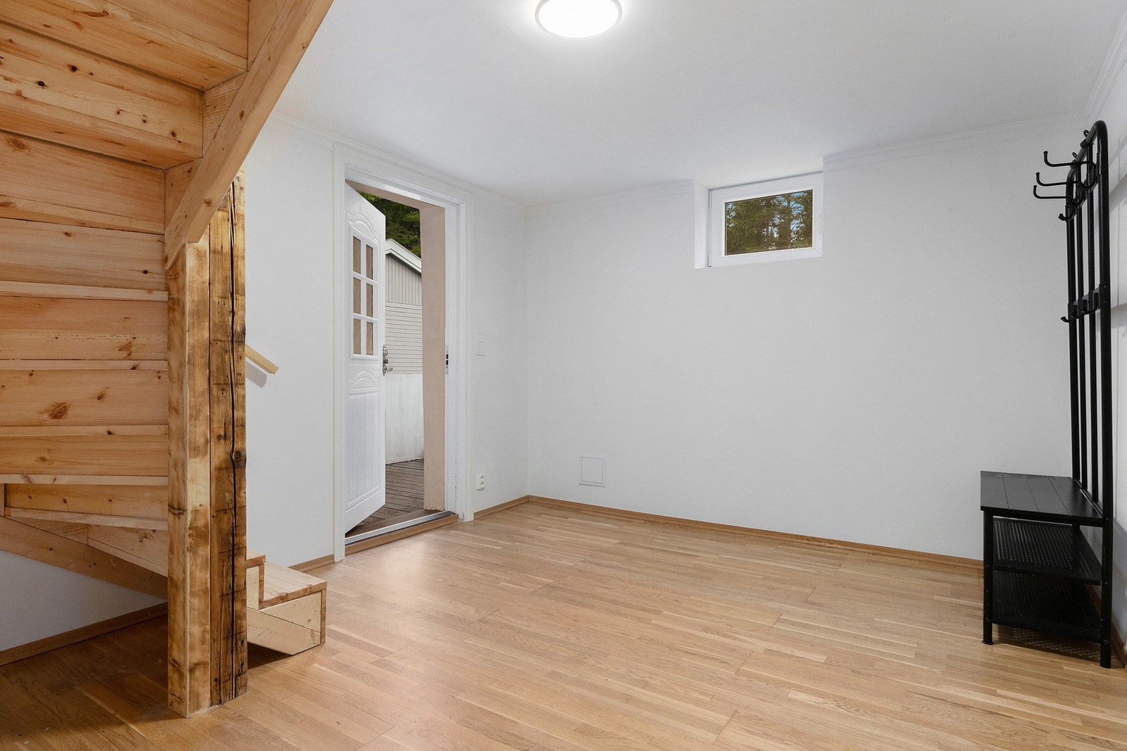 God plass til oppheng av klær og sko i entreen. Galleribilde