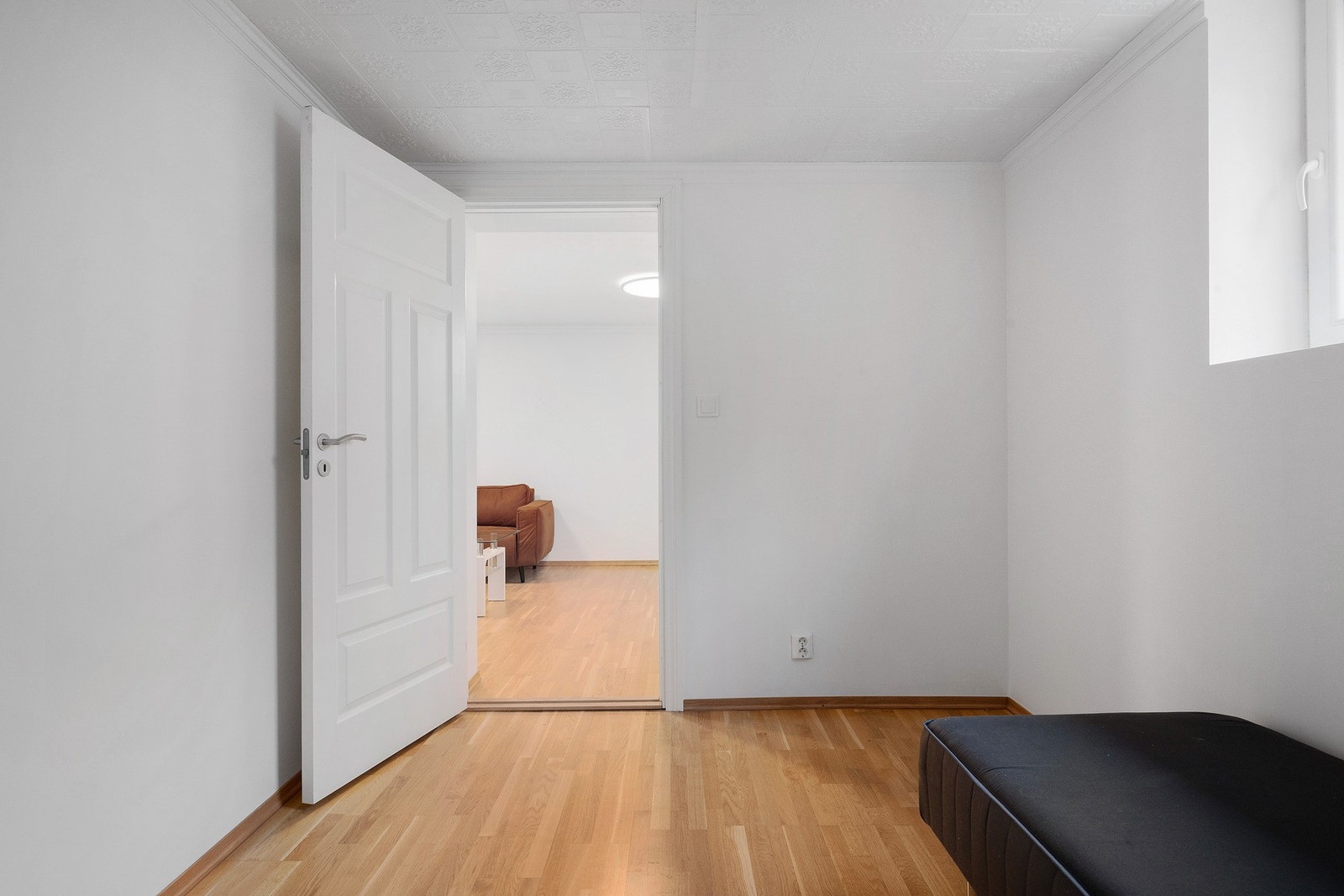 Hovedsoverommet med god plass til seng, nattbord og garderobe. Galleribilde