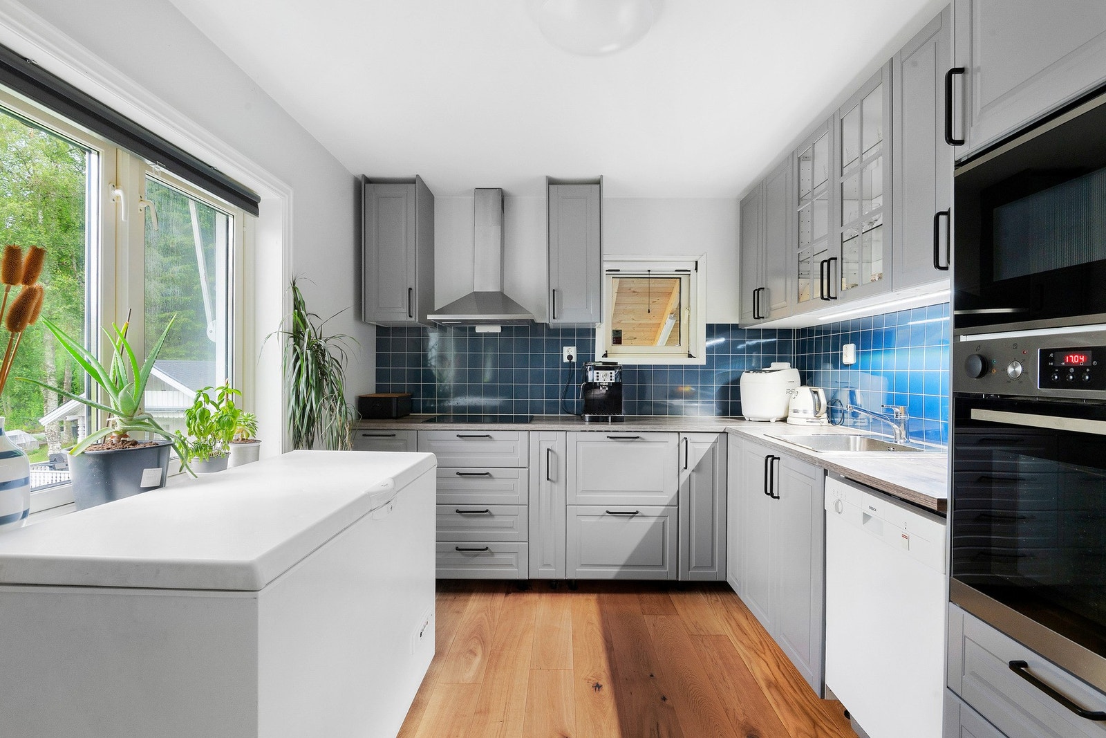 Flott kjøkken som har godt med skap- og benkeplass. Galleribilde