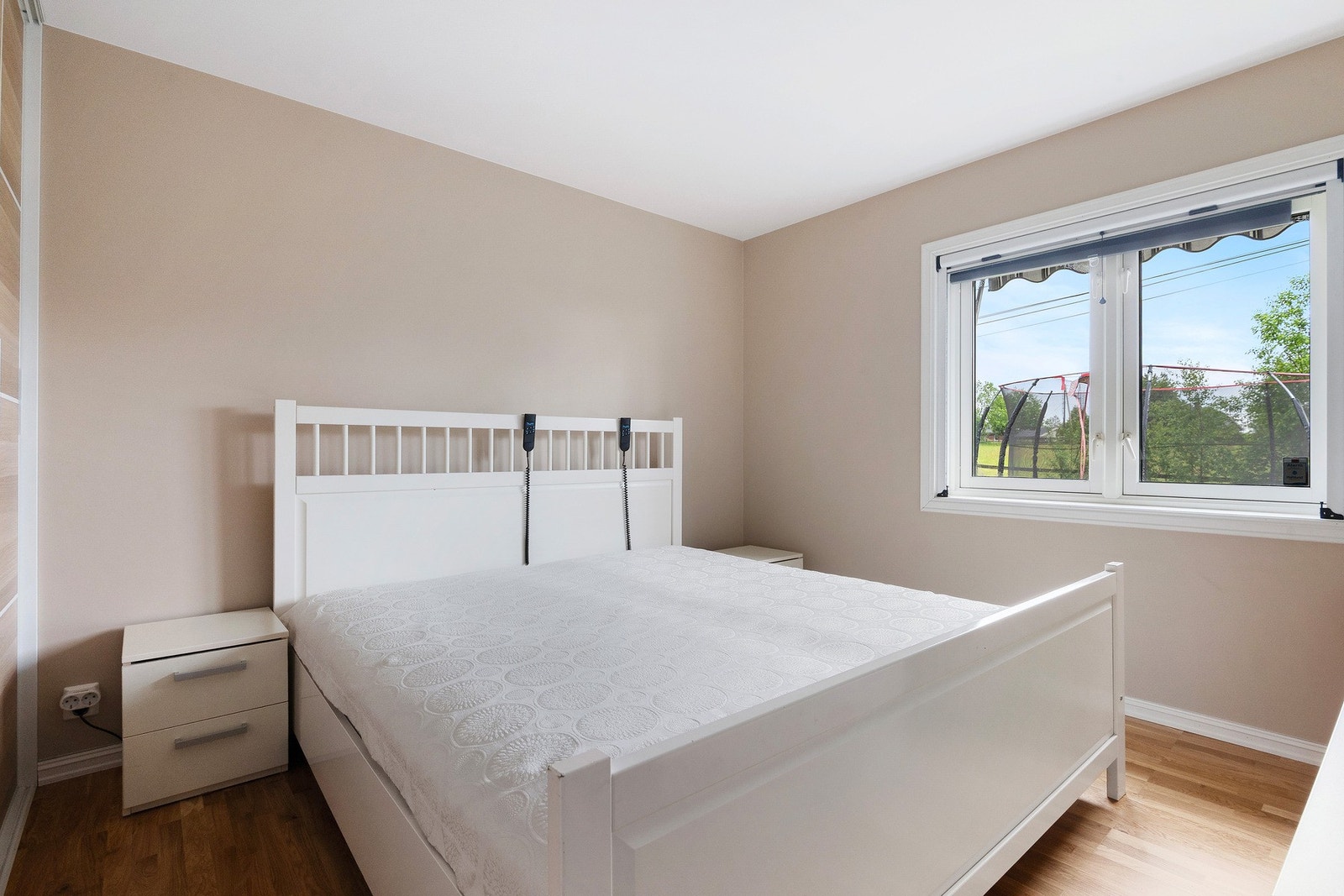 Hovedsoverommet er av god størrelse med god plass til dobbeltseng og nattbord. Stort vindu som slipper inn godt med lys Galleribilde