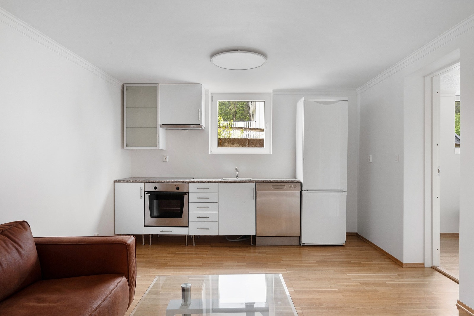 Åpen stue- og kjøkkenløsning med plass til ønsket møblement Galleribilde