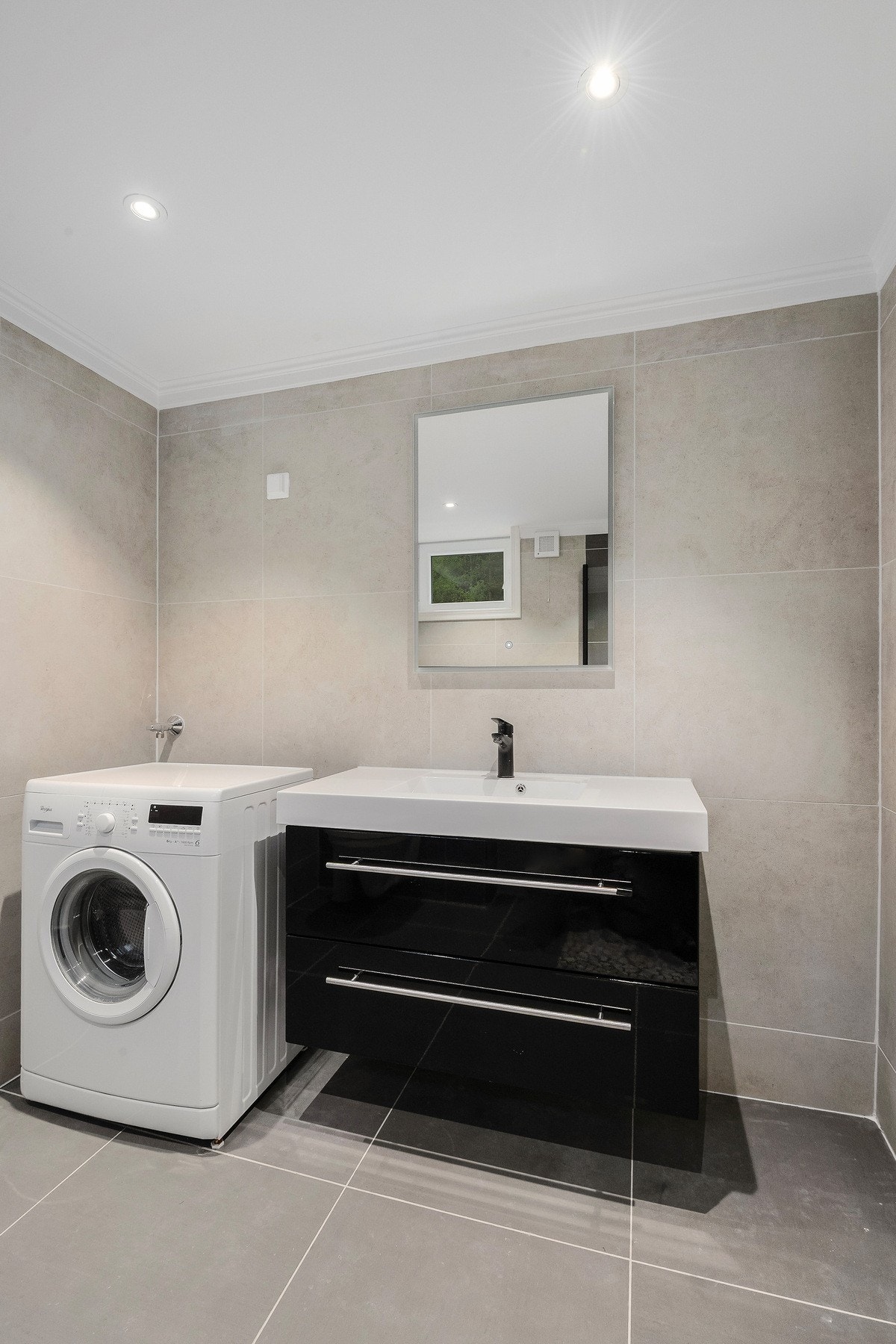 Opplegg for vaskemaskin på badet Galleribilde