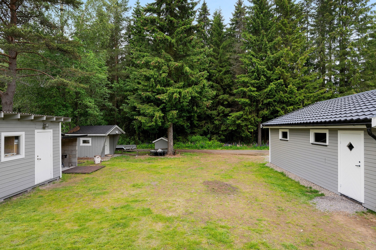 Store grøntområder. Tomten er tilnærmet flat og pent opparbeidet Galleribilde