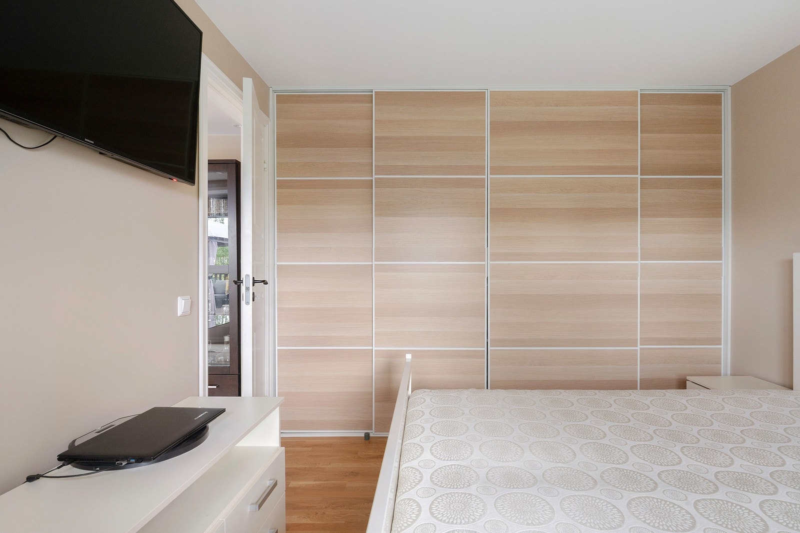 Praktisk skyvedørsgarderobe. Galleribilde