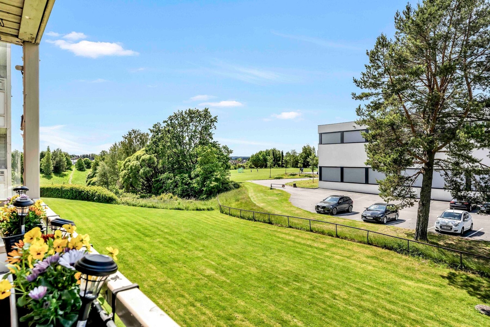 Utsyn mot fellesarealer fra den vestvendte balkongen. Galleribilde