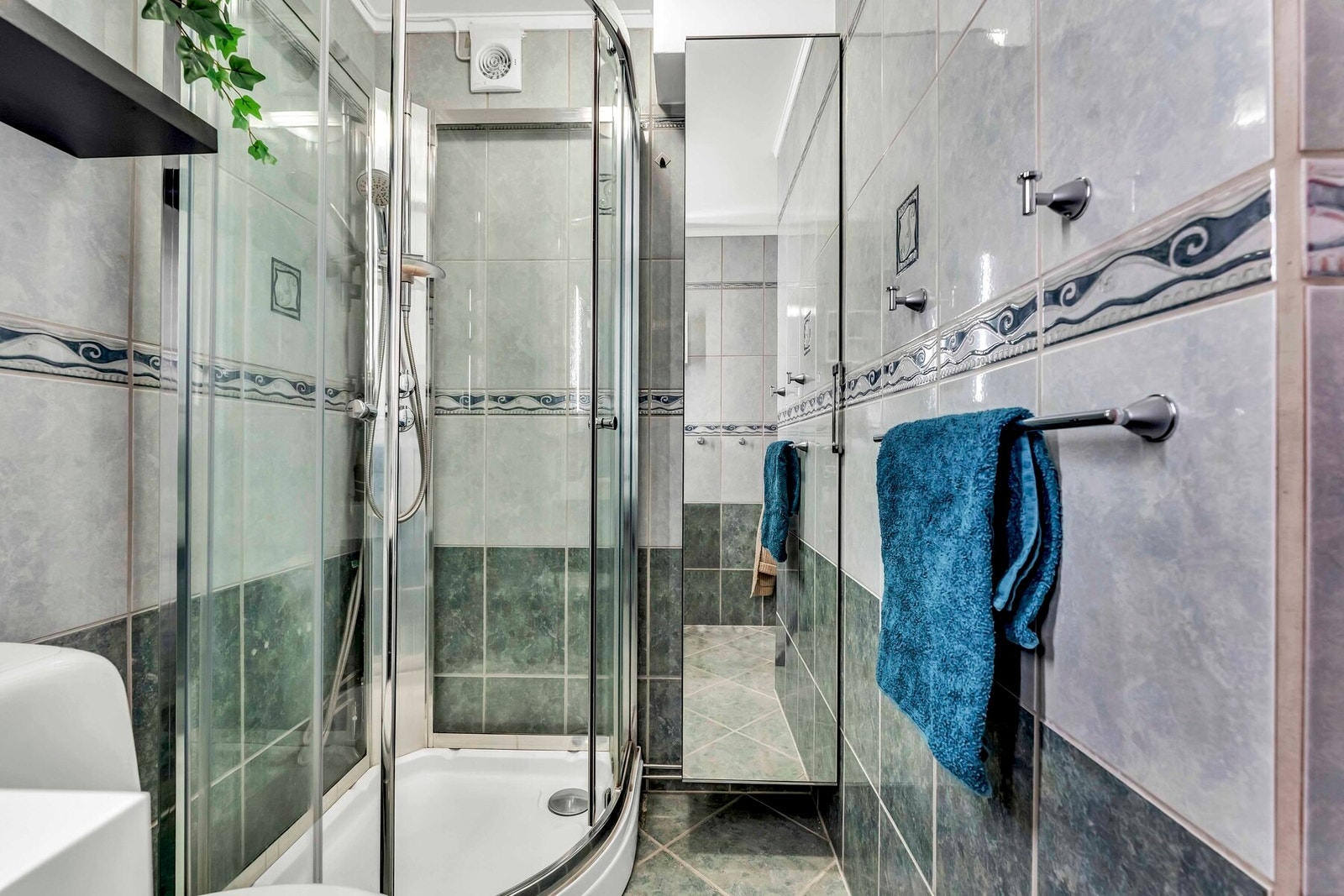 Badet er innredet med servantinnredning (2015), dusjkabinett og wc. Galleribilde