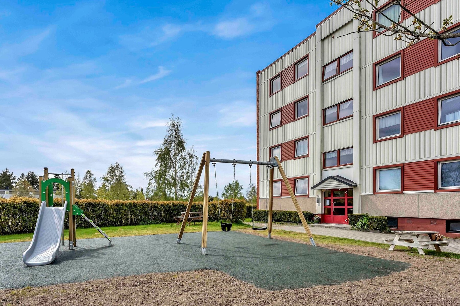 Det er en lekeplass like utenfor leiligheten. Galleribilde