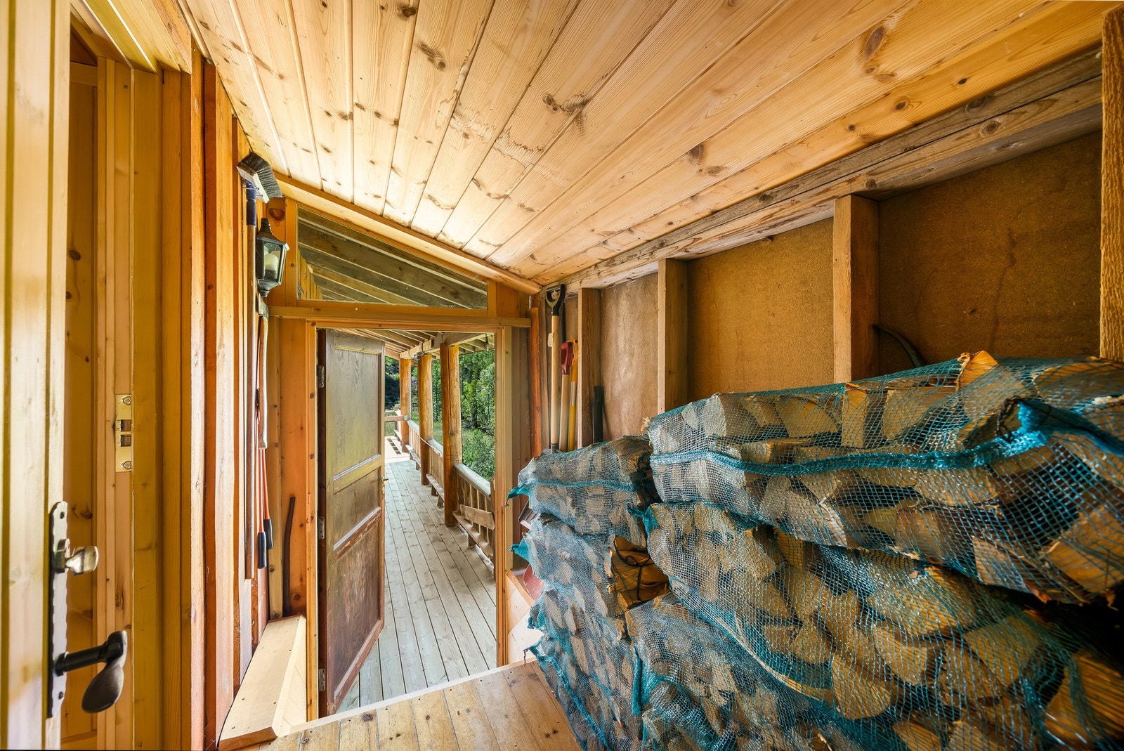 Med plass til oppbevaring av ved. Galleribilde